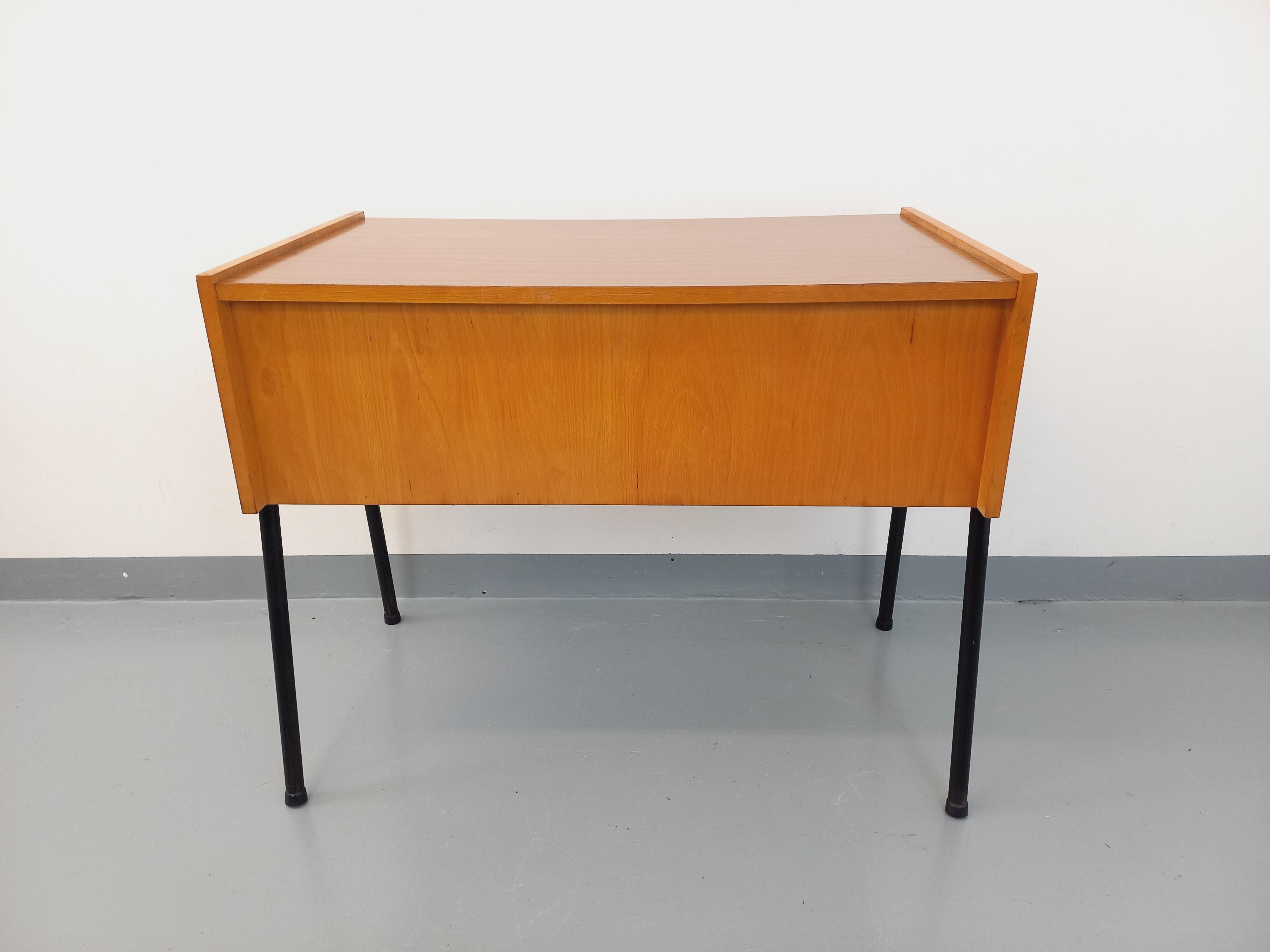 Bureau moderniste vintage en bois, mélaminé et métal noir des années 60 1