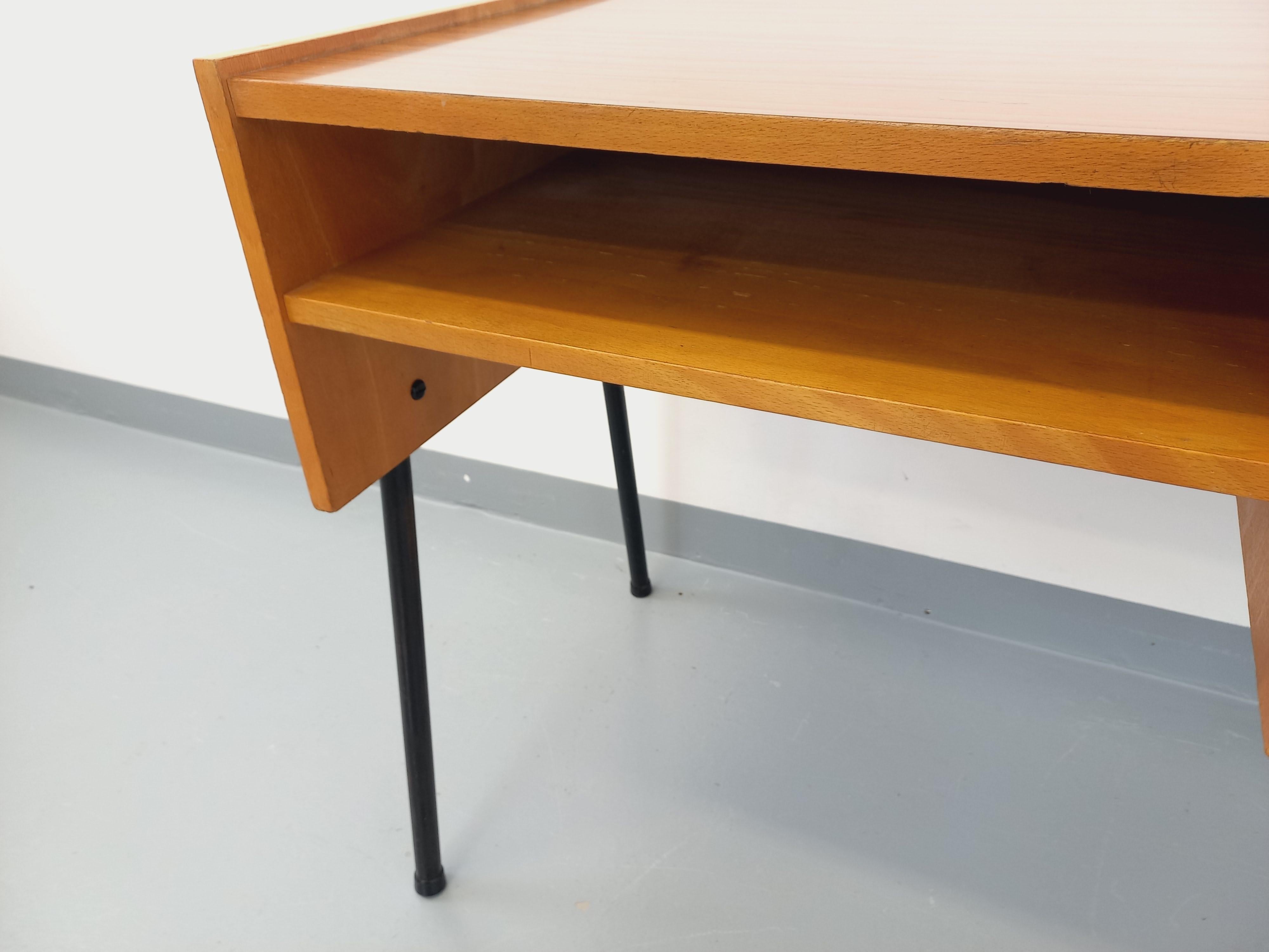 Bureau moderniste vintage en bois, mélaminé et métal noir des années 60 2