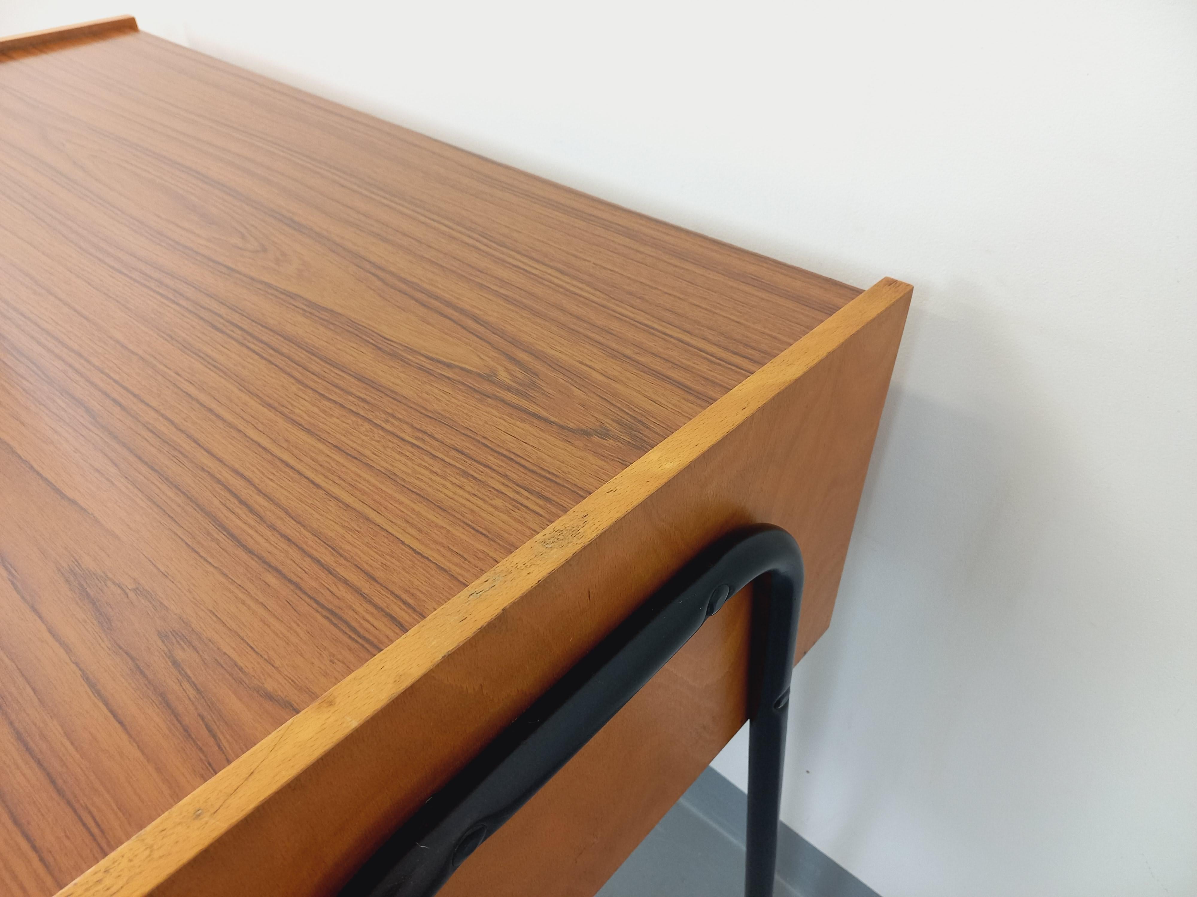 Bureau moderniste vintage en bois, mélaminé et métal noir des années 60 3