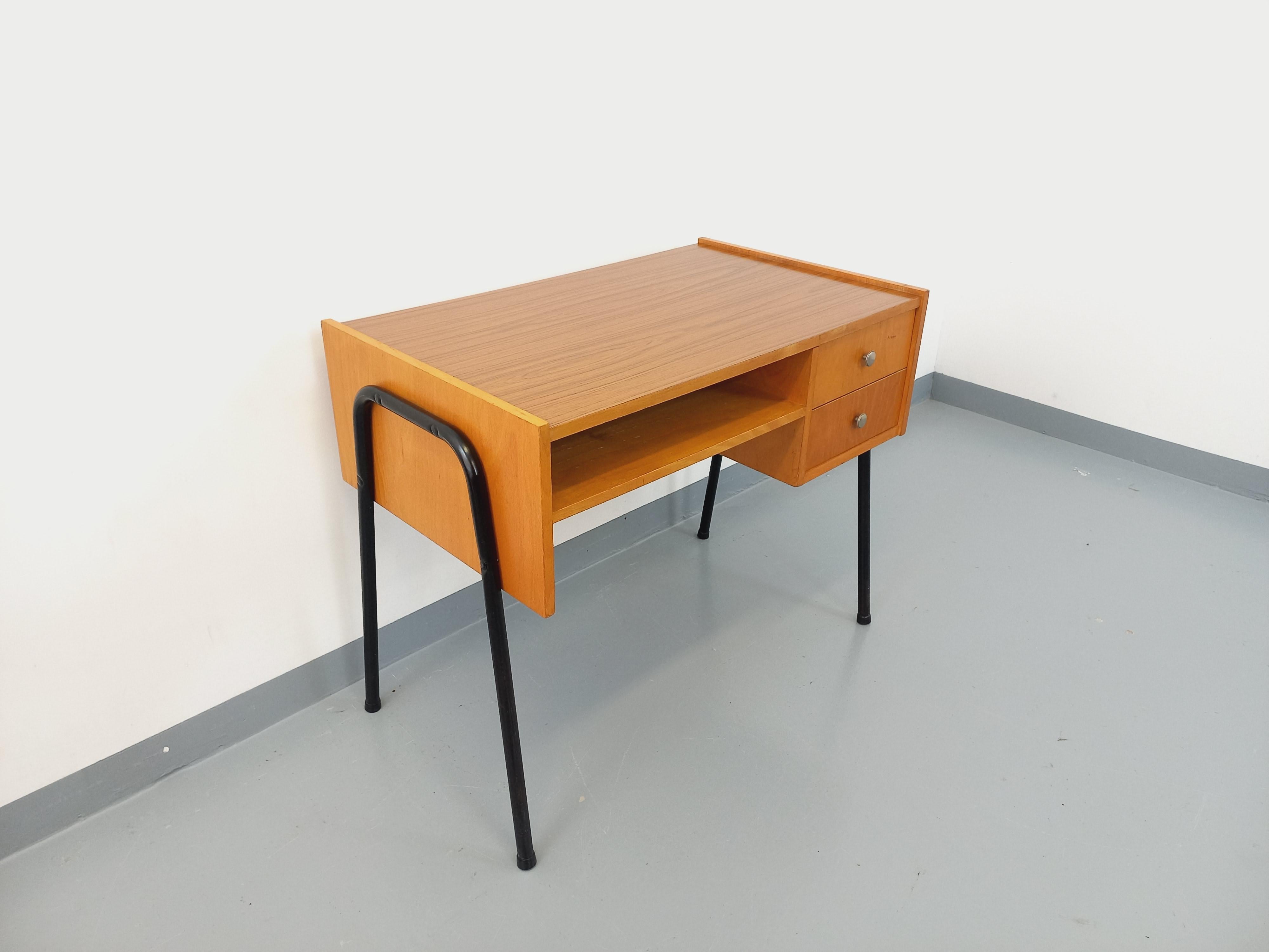 Bureau moderniste vintage en bois, mélaminé et métal noir des années 60 4