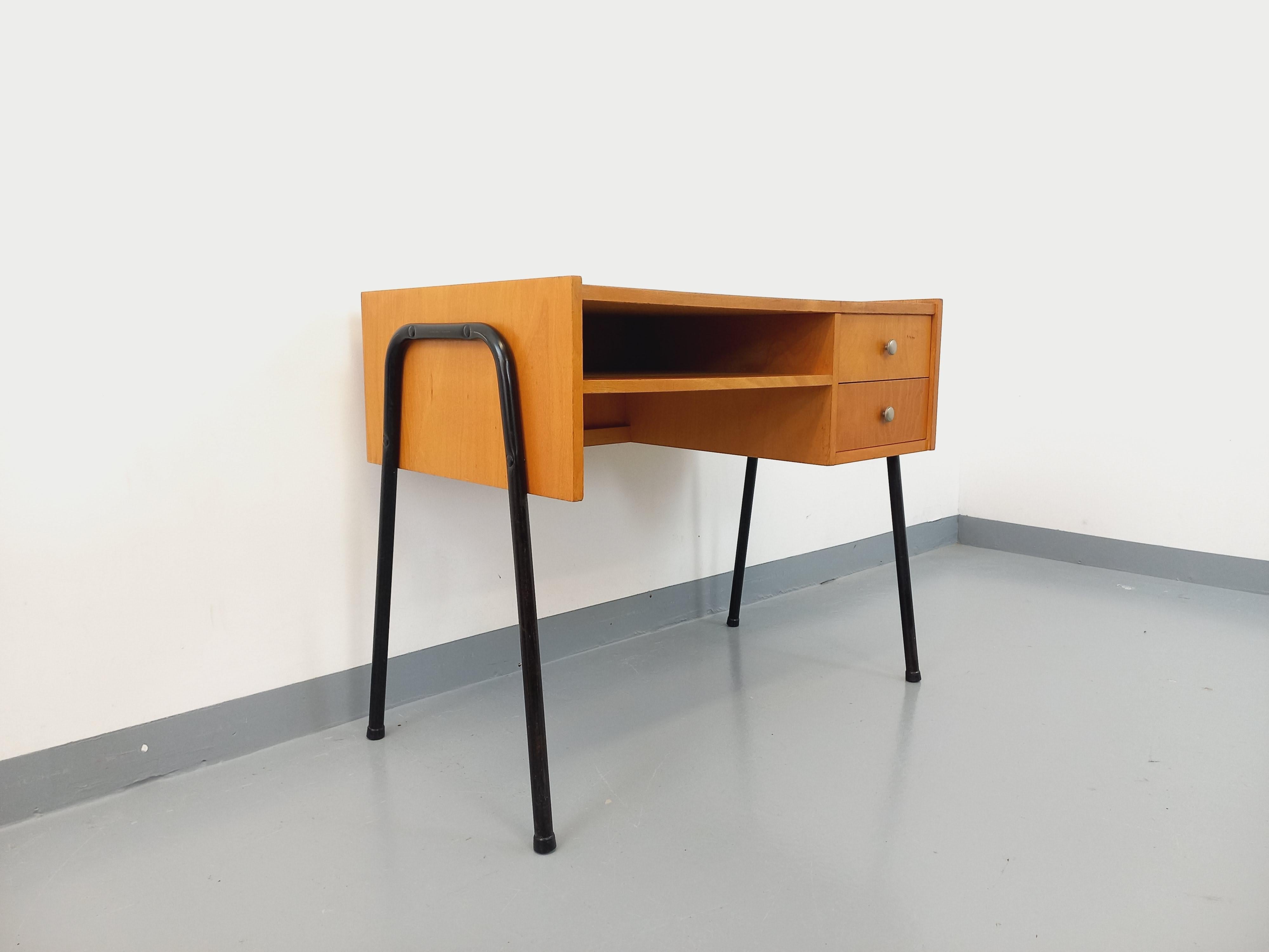Bureau moderniste vintage en bois, mélaminé et métal noir des années 60 5