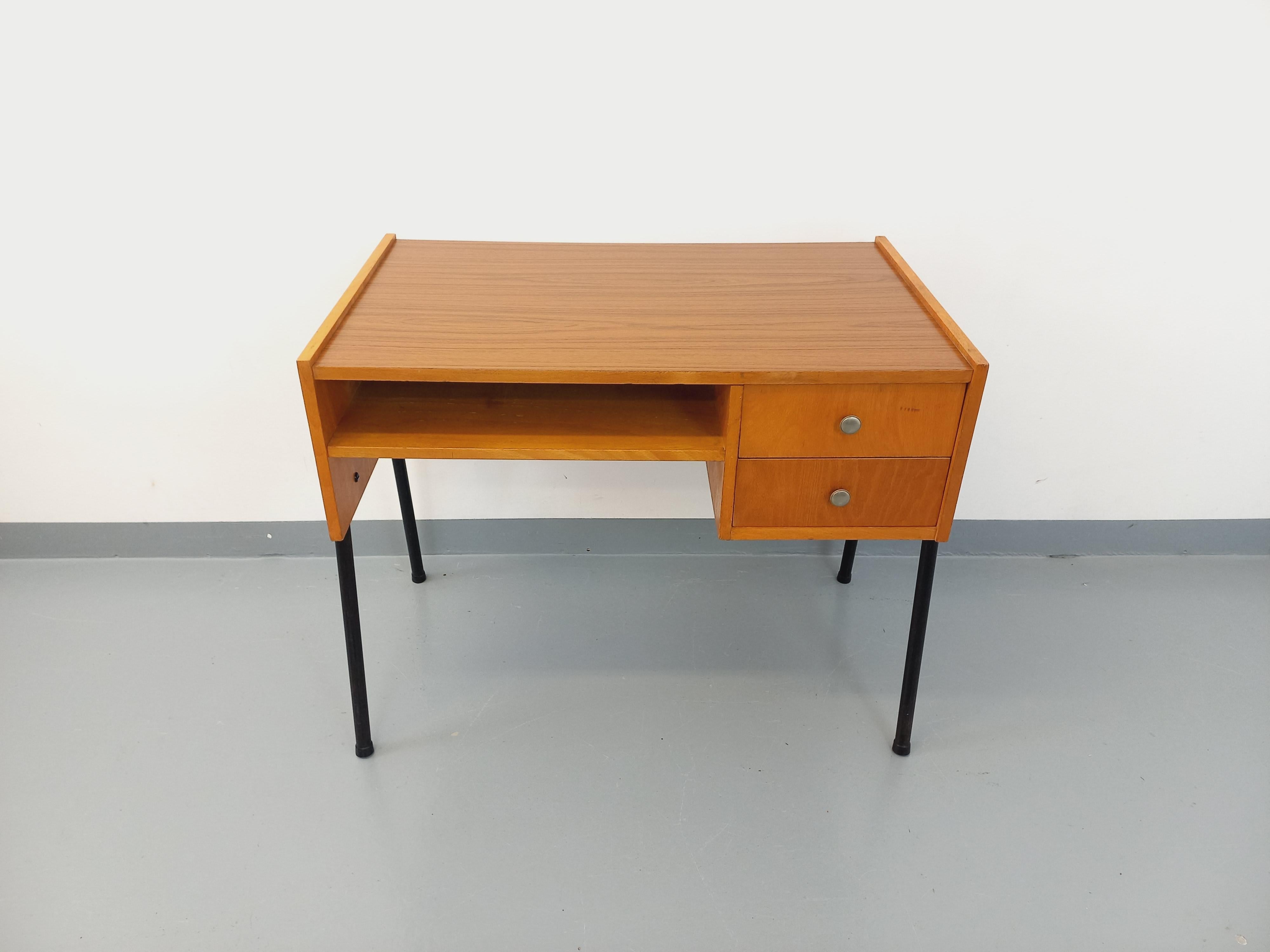 Bureau moderniste vintage en bois, mélaminé et métal noir des années 60 6