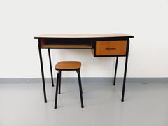 Bureau moderniste vintage en bois, mélaminé et métal noir des années 60