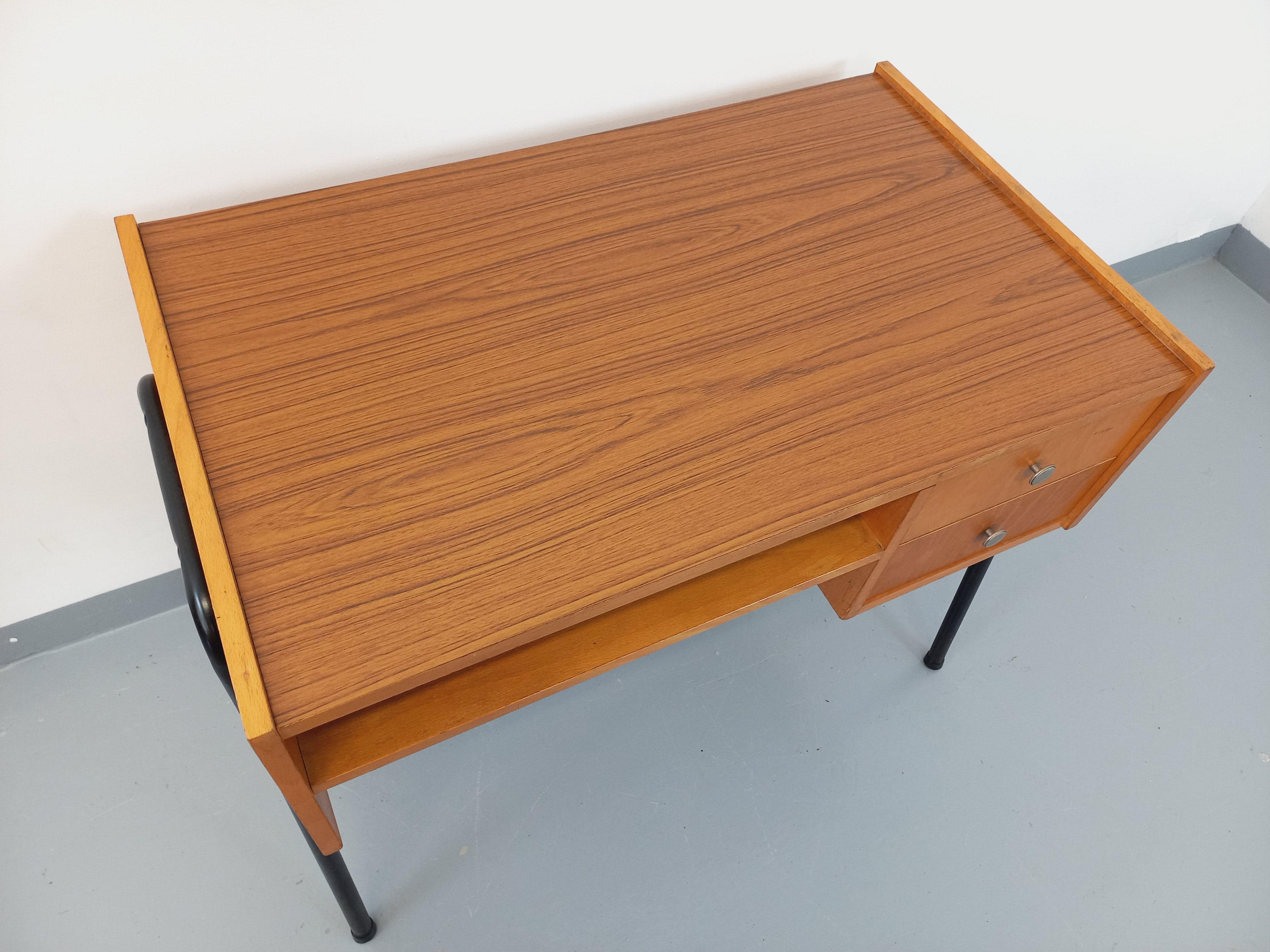 Mid-Century Modern Bureau moderniste vintage en bois, mélaminé et métal noir des années 60