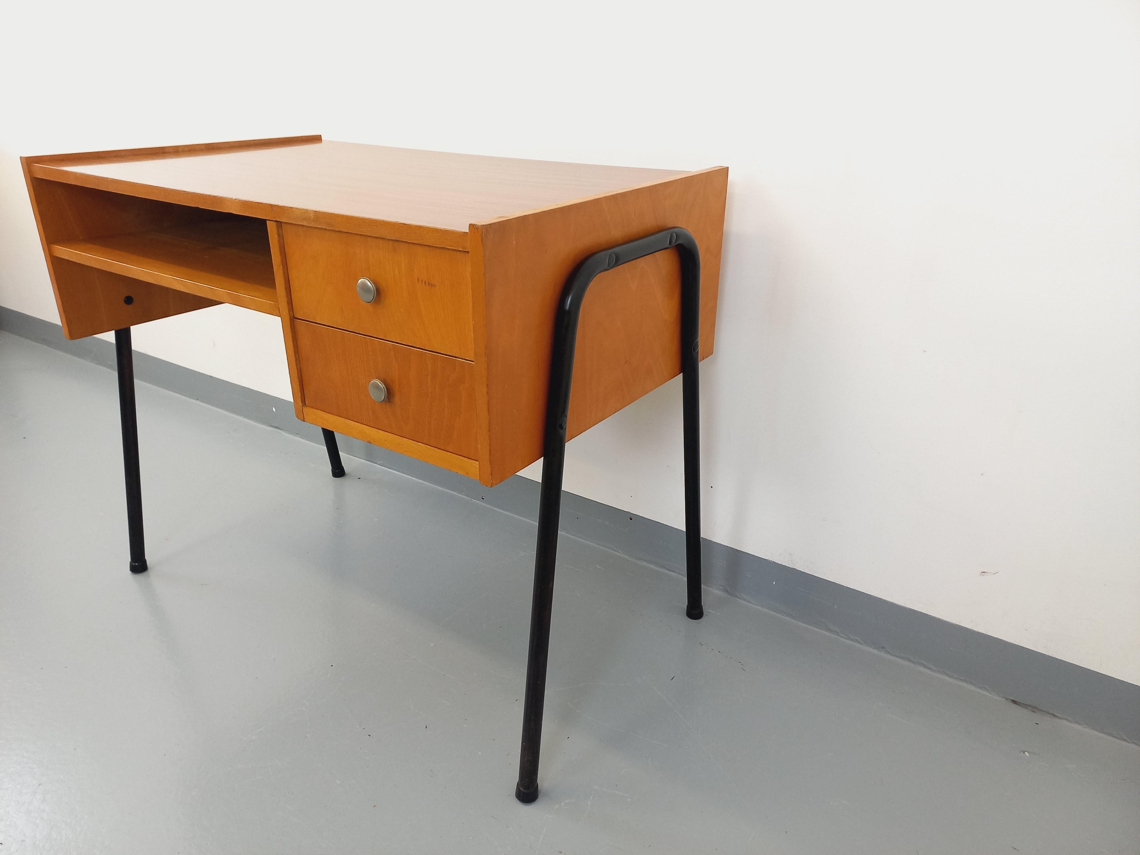 Français Bureau moderniste vintage en bois, mélaminé et métal noir des années 60