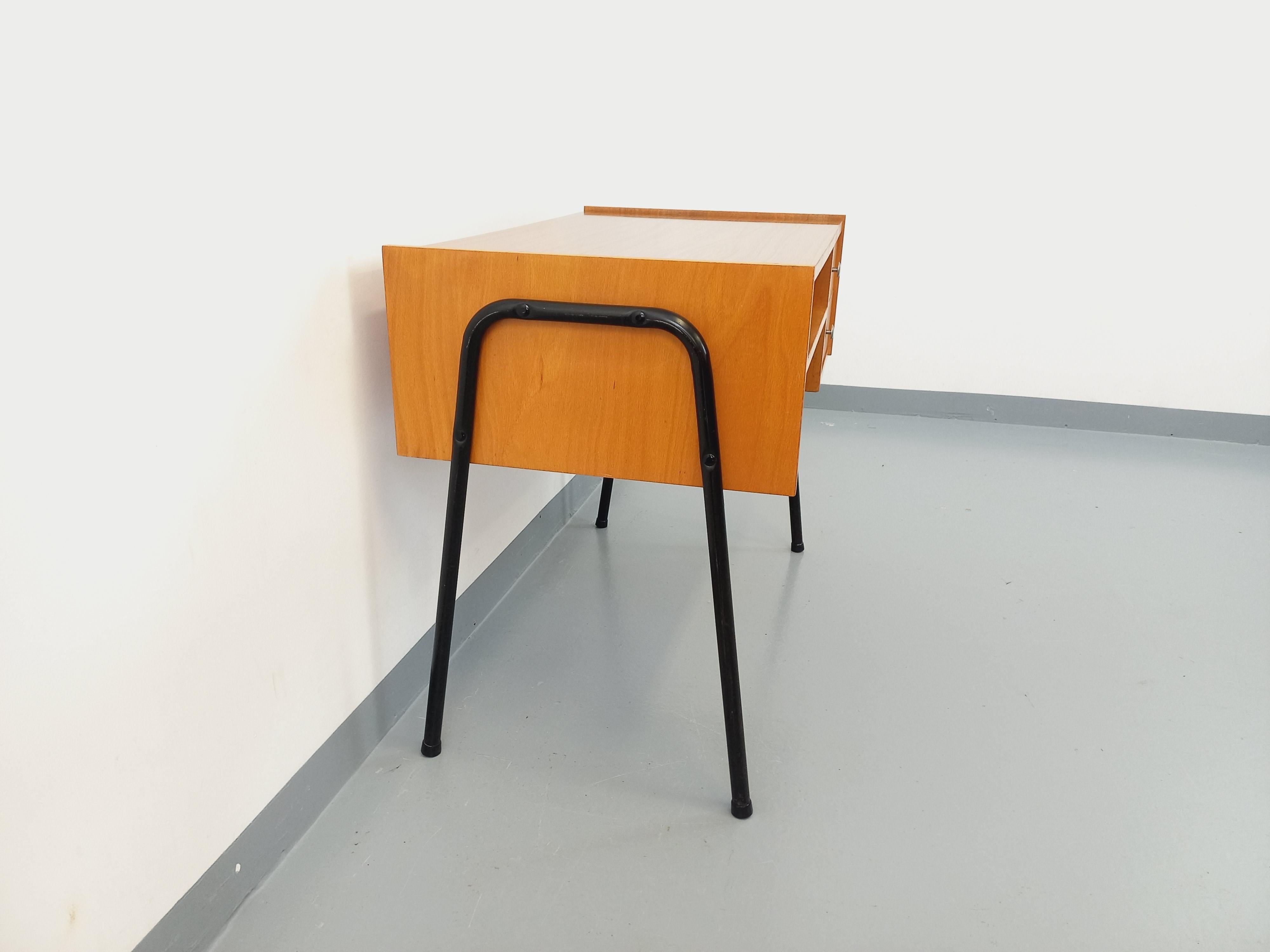 Bureau moderniste vintage en bois, mélaminé et métal noir des années 60 Bon état à BESANÇON, FR