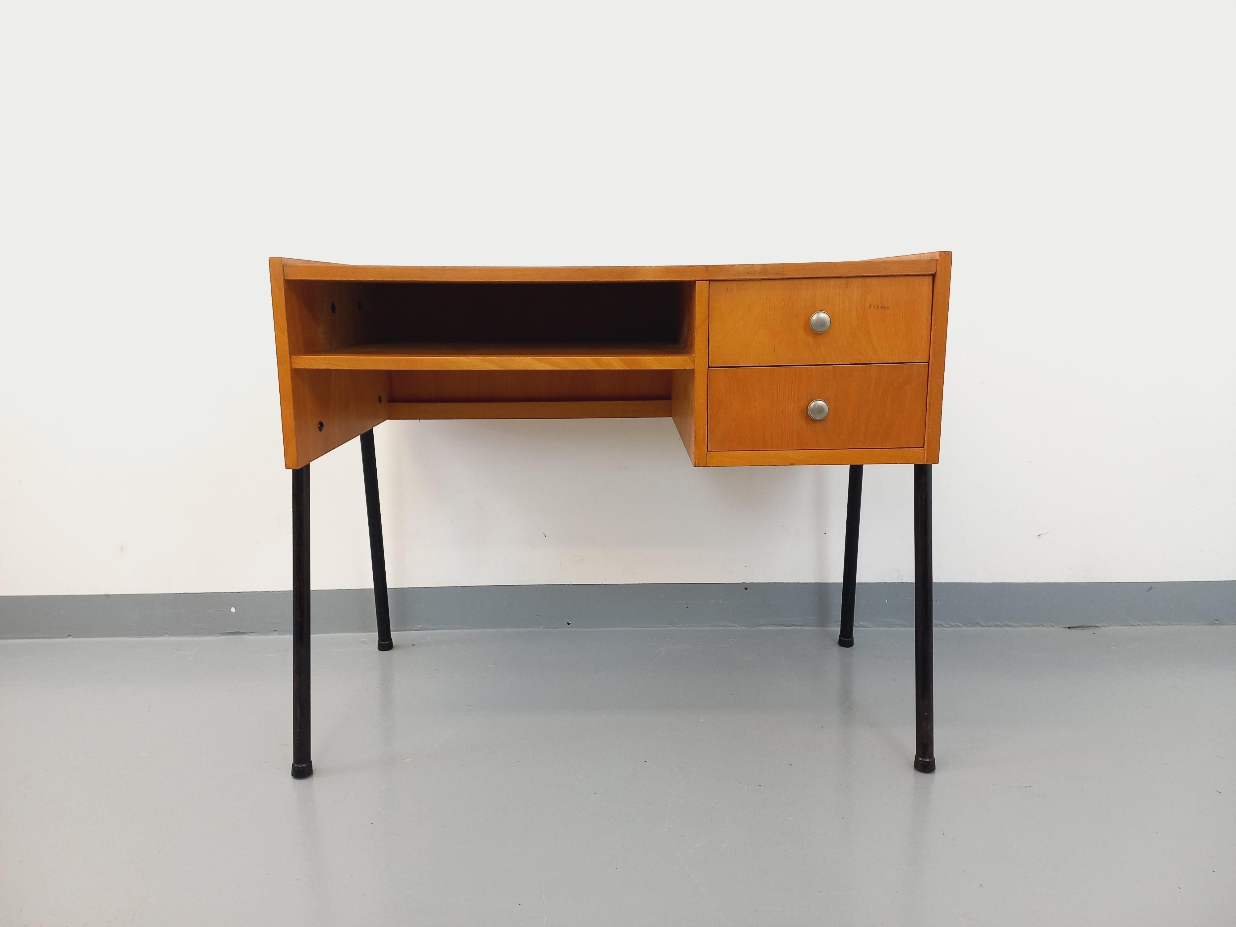 Milieu du XXe siècle Bureau moderniste vintage en bois, mélaminé et métal noir des années 60