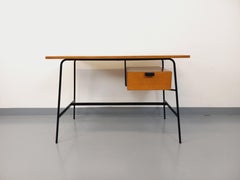 Bureau moderniste vintage Pierre Paulin en bois de chêne et métal noir années 60