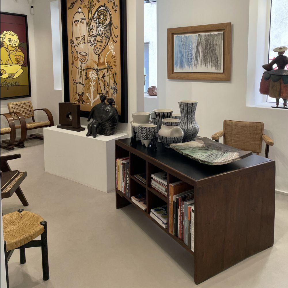 Scrivania da biblioteca in legno di teak con rivestimento in pelle vegetale del designer svizzero Pierre Jeanneret, 1950-1959.
70.5 x 122 x 82.5 cm
