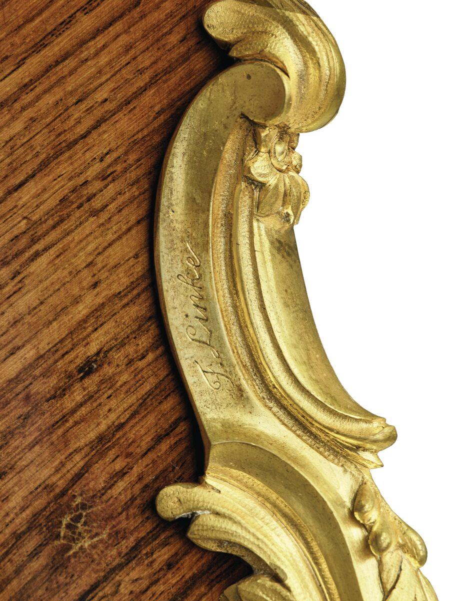 Parigi, fine del XIX secolo, struttura in legno duro elegantemente curvato, impiallacciato in legno di palissandro, intarsiato con vari legni pregiati a forma di cubi e foglie, lucidato secondo la tradizione artigianale, un cassetto, montature in