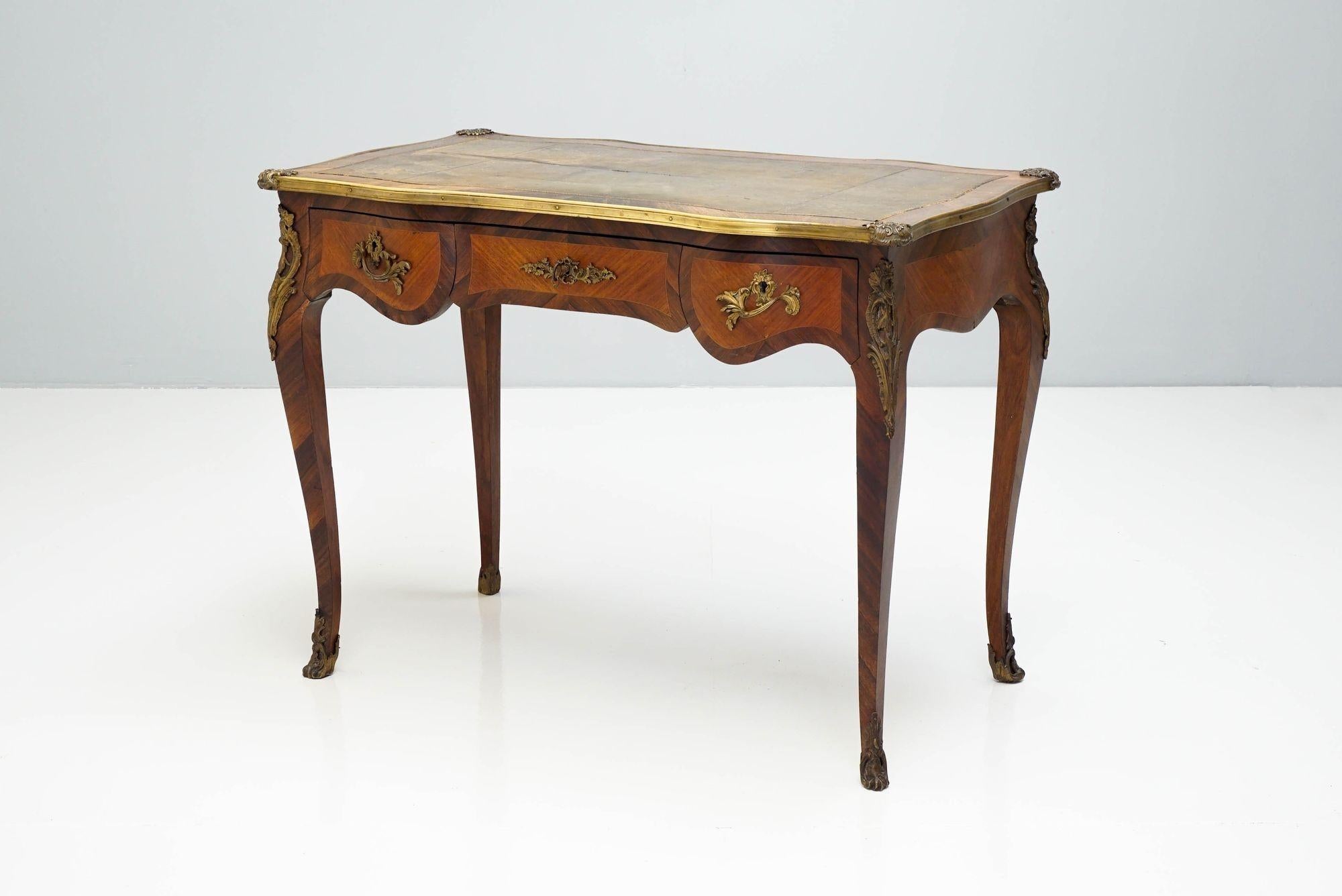 Paris gemacht Französisch Nussbaum bureau plat / Schreibtisch.

Frankreich CIRCA 1940