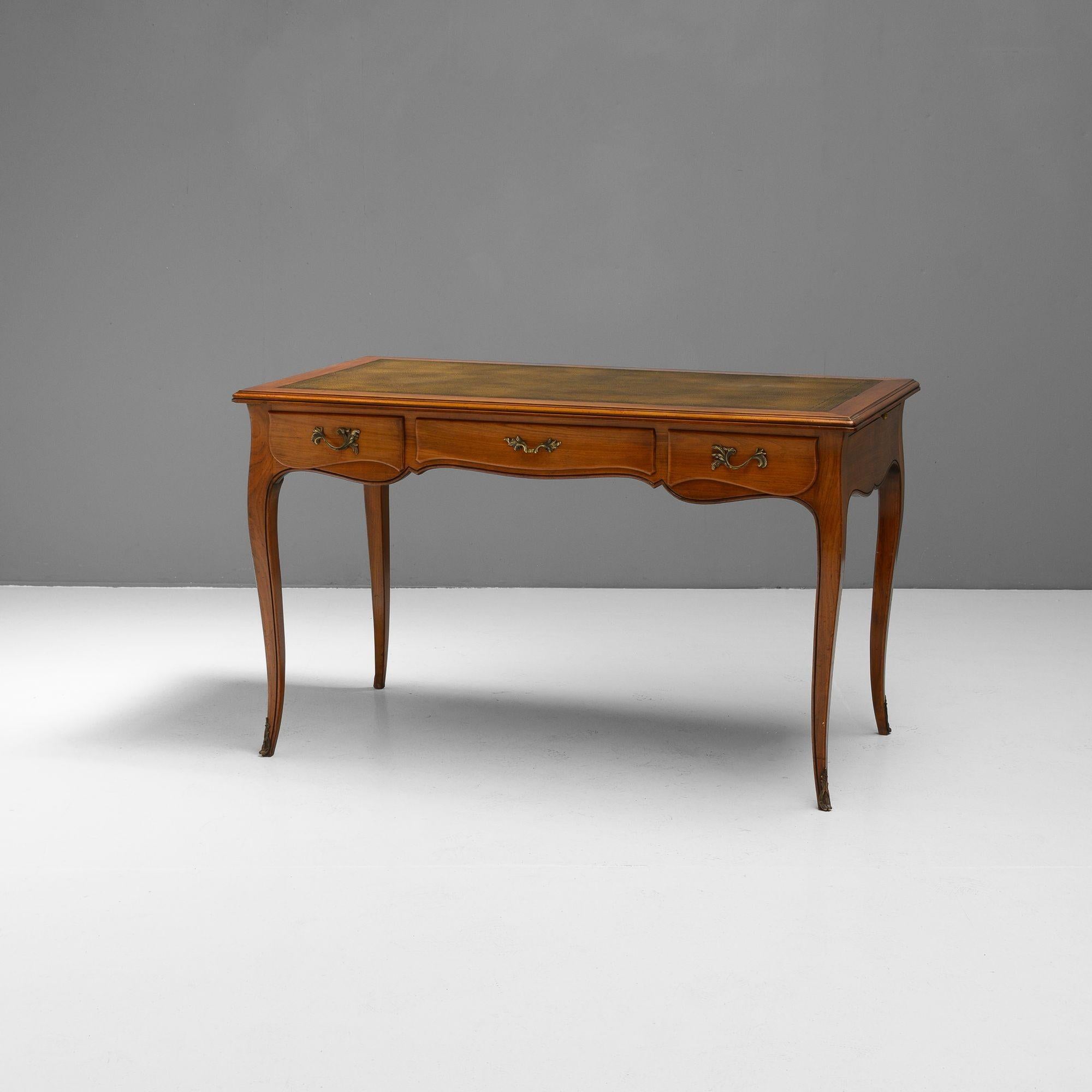 Scrivania francese in ciliegio su gambe cabriole con guide estraibili e piano in pelle.
Circa 1950.
H. H. 76cm (AH 57cm) x L. 126/201cm x P. 71cm