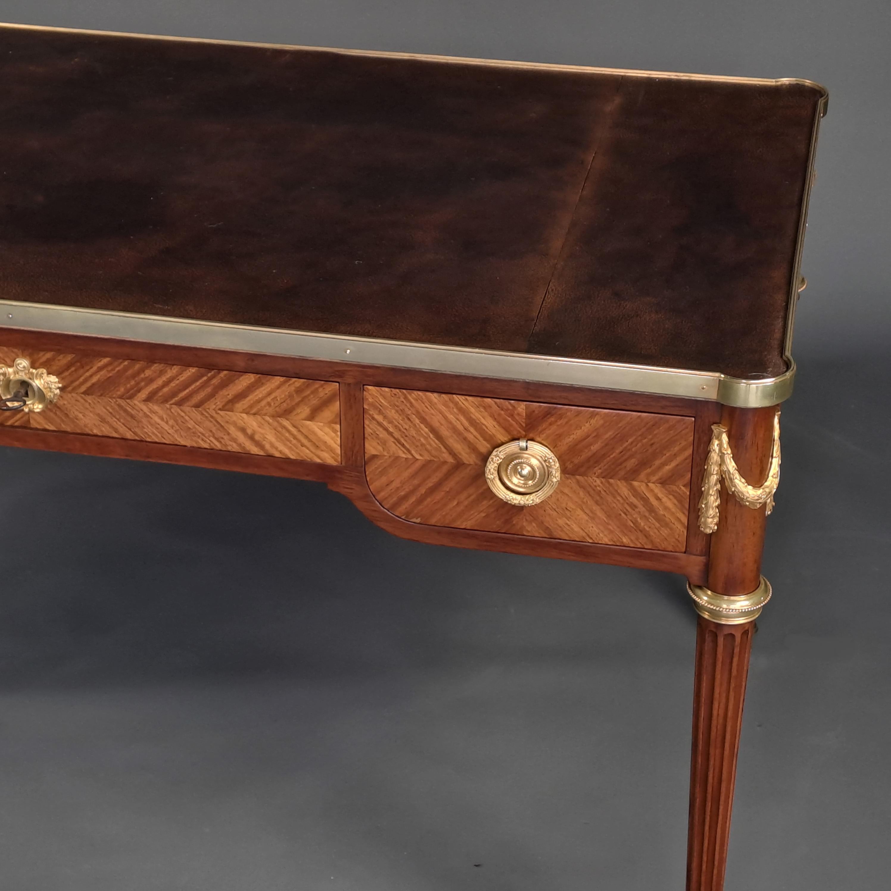 Bureau Plat Louis XVI Style in Marquetry and Gilt Bronze In Good Condition For Sale In BARSAC, FR