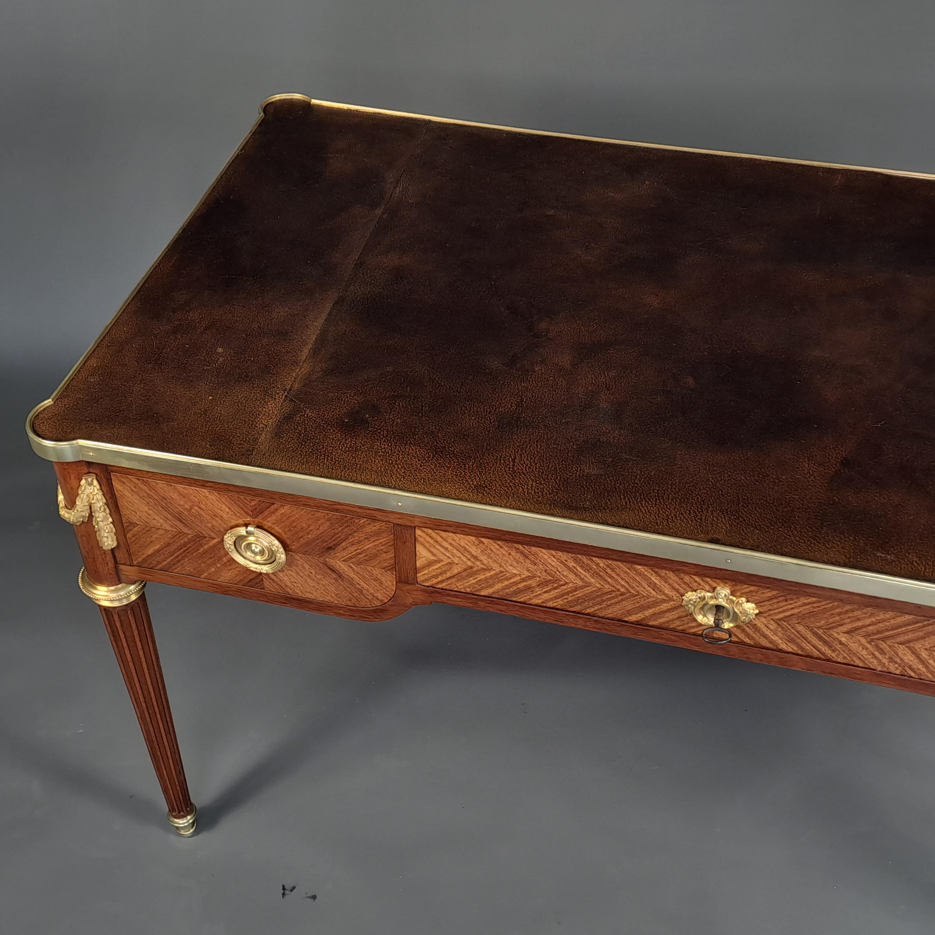 Bronzo Bureau Plat stile Luigi XVI in intarsio e bronzo dorato in vendita