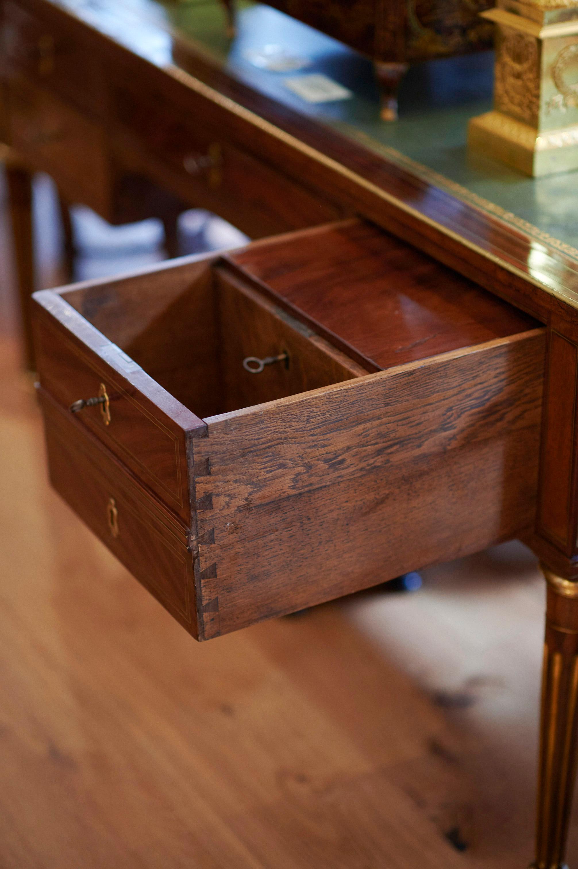 Bureau-Plat, Paris 1785, Lebesque, 18th Century Writing Desk, French, Signed In Good Condition For Sale In Bamberg, DE