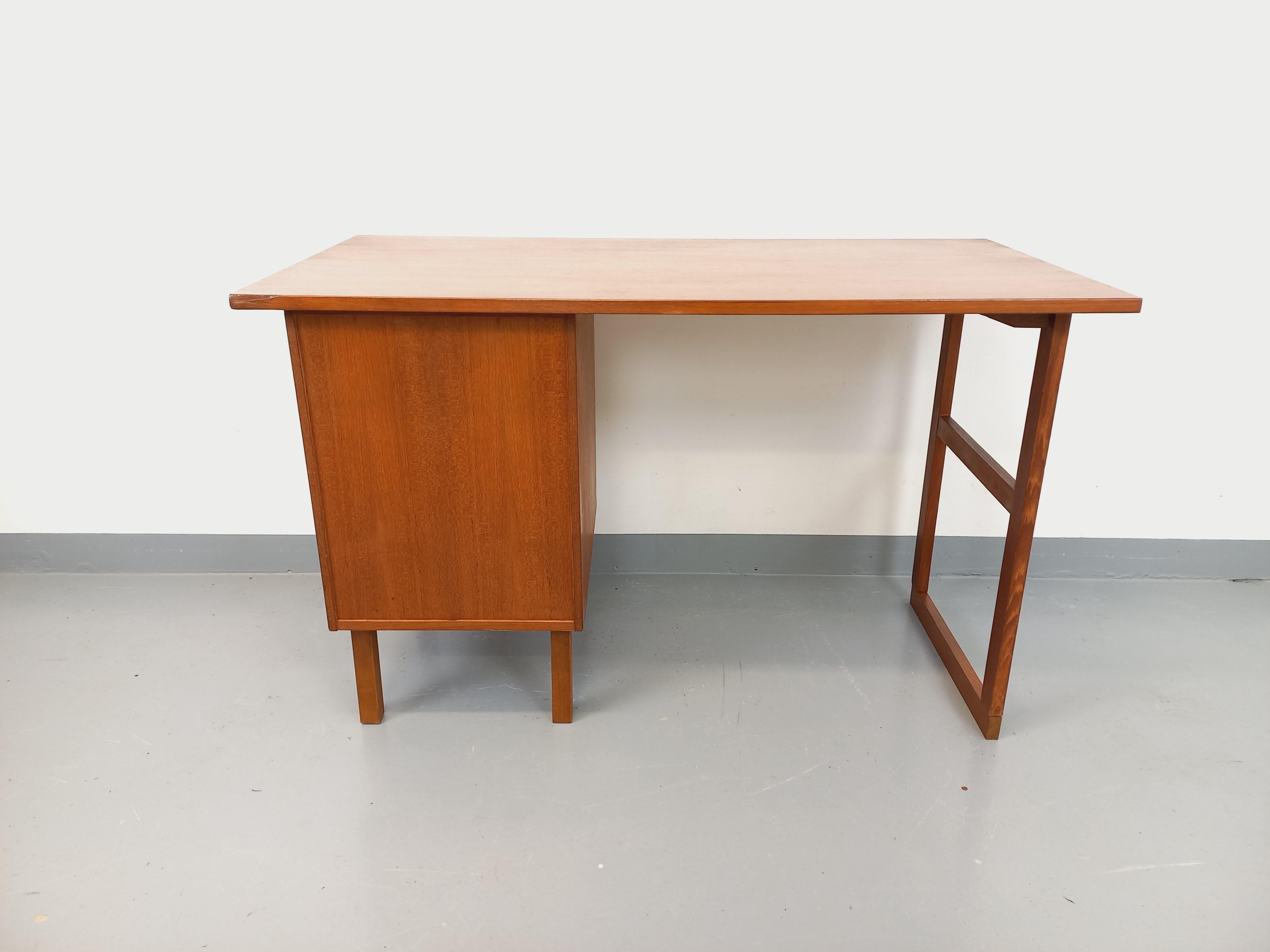 Bureau scandinave vintage en teck des années 60 3