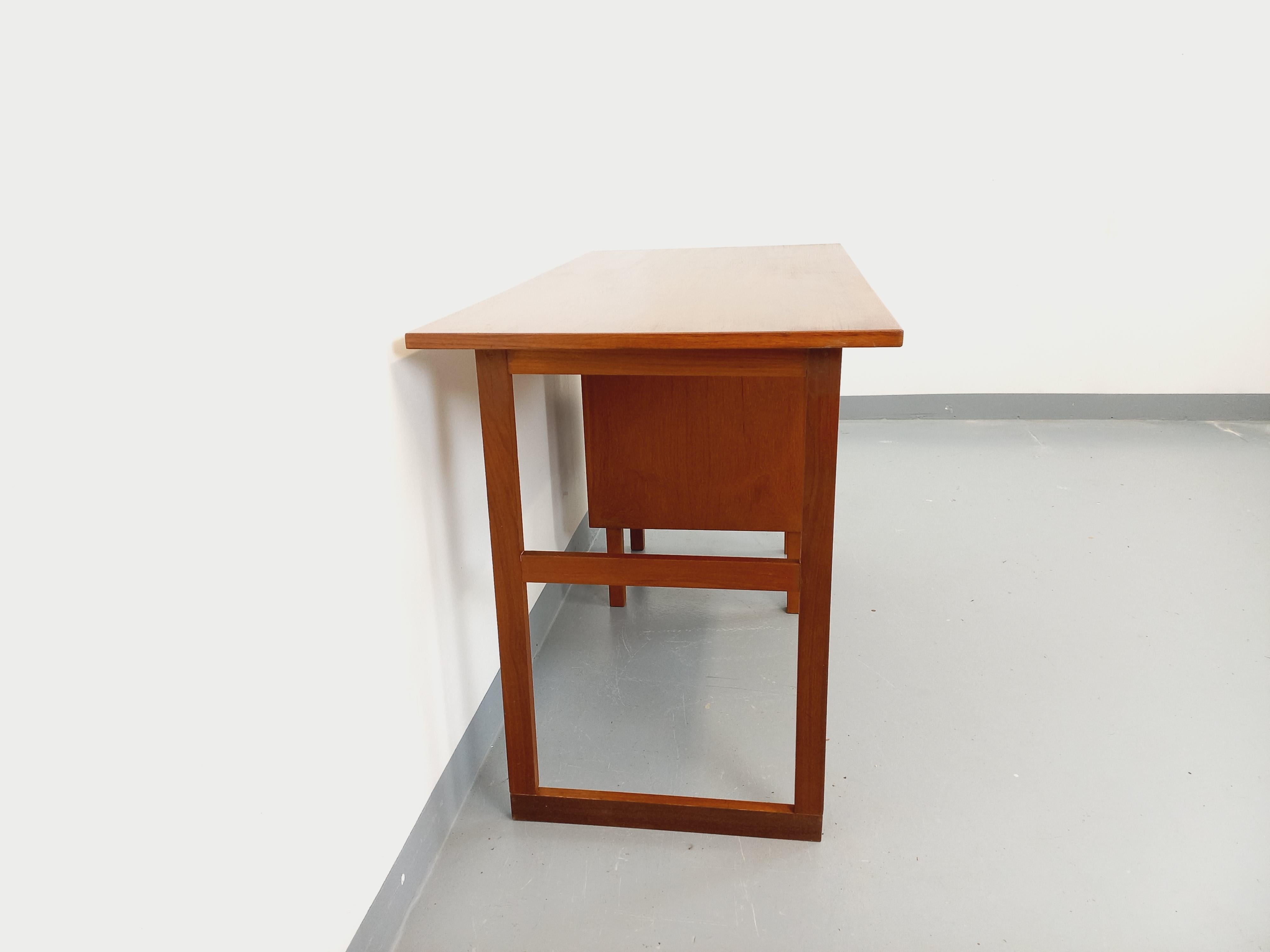 Bureau scandinave vintage en teck des années 60 7