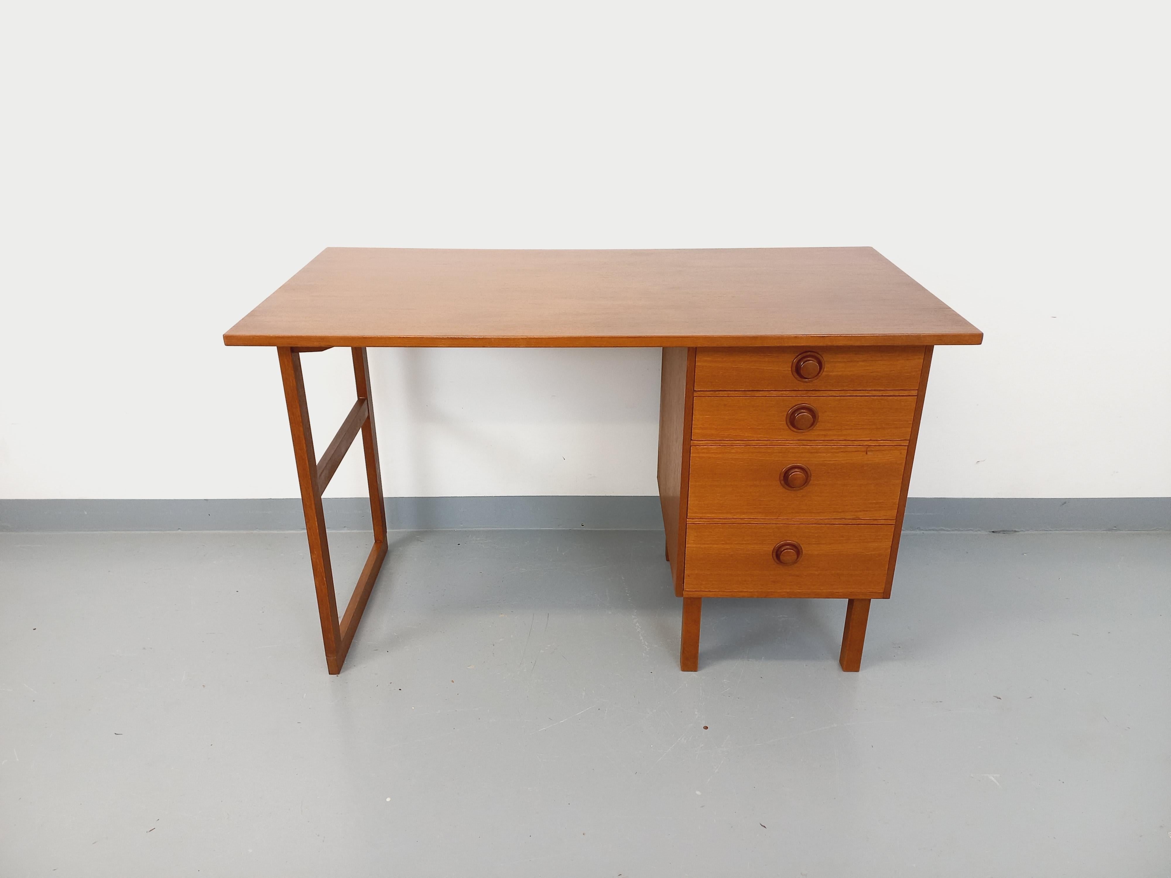Bureau scandinave vintage des années 60, en teck, 4 tiroirs, boutons de tiroirs originaux. Très bon état général, plateau poncé et verni. Peut être utilisé au centre d'une pièce (le dos du bureau est joli).
Réf 240 515
Hauteur : 75 cm
Largeur : 121