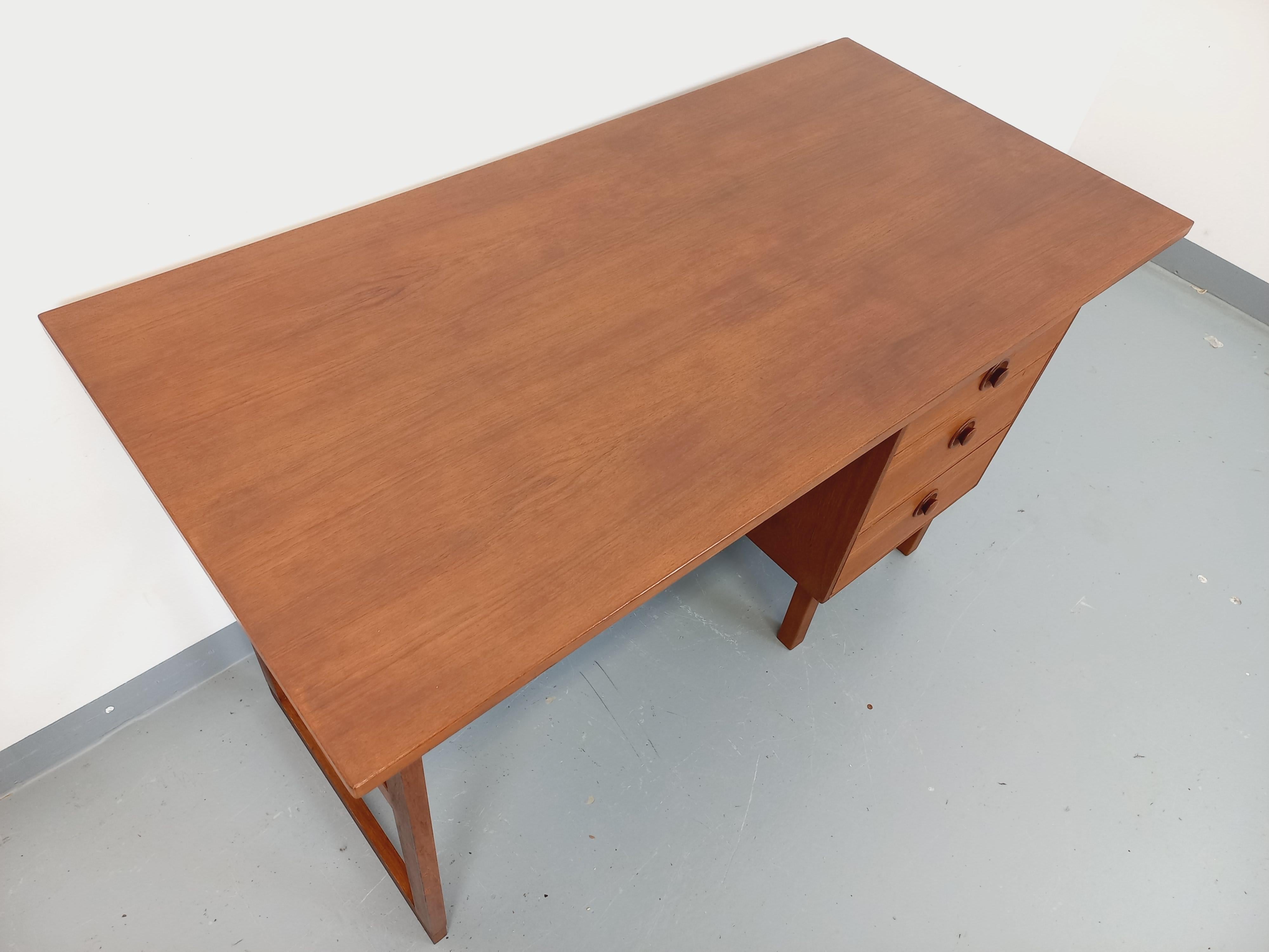 Bureau scandinave vintage en teck des années 60 Bon état à BESANÇON, FR
