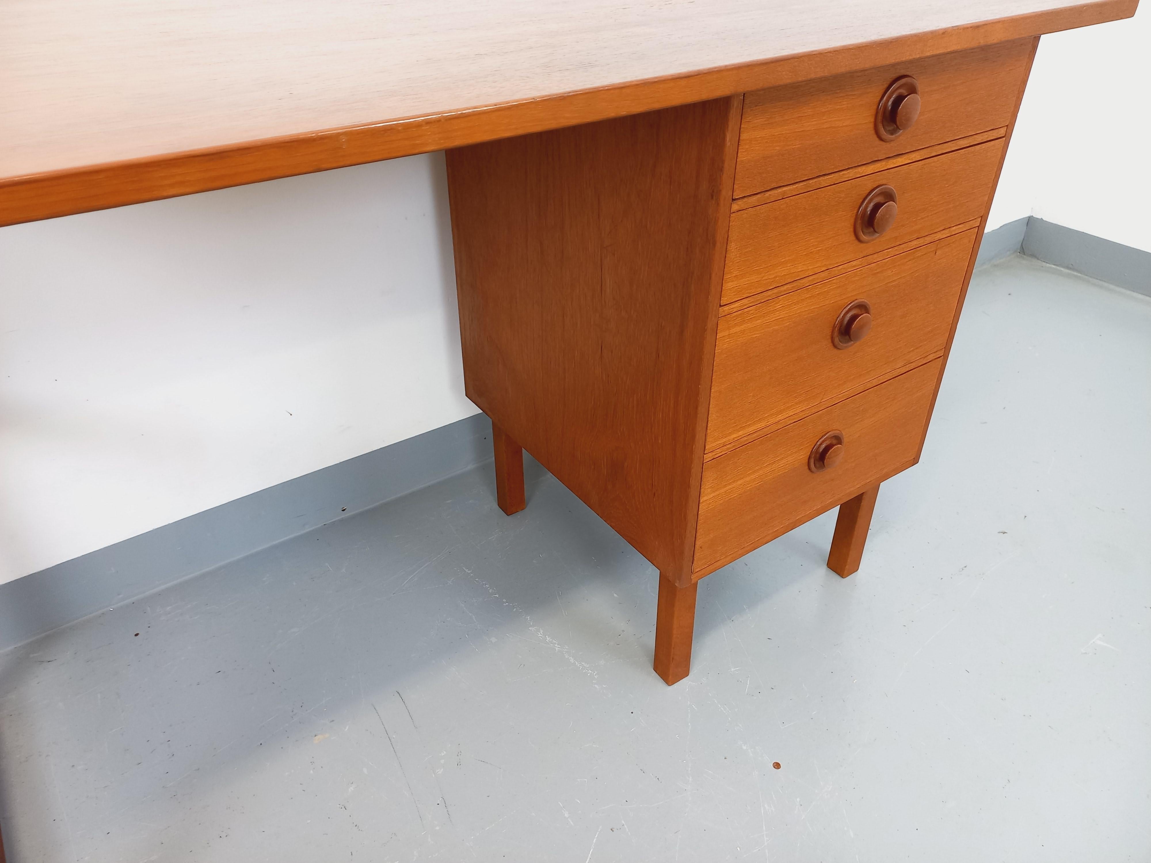 Milieu du XXe siècle Bureau scandinave vintage en teck des années 60
