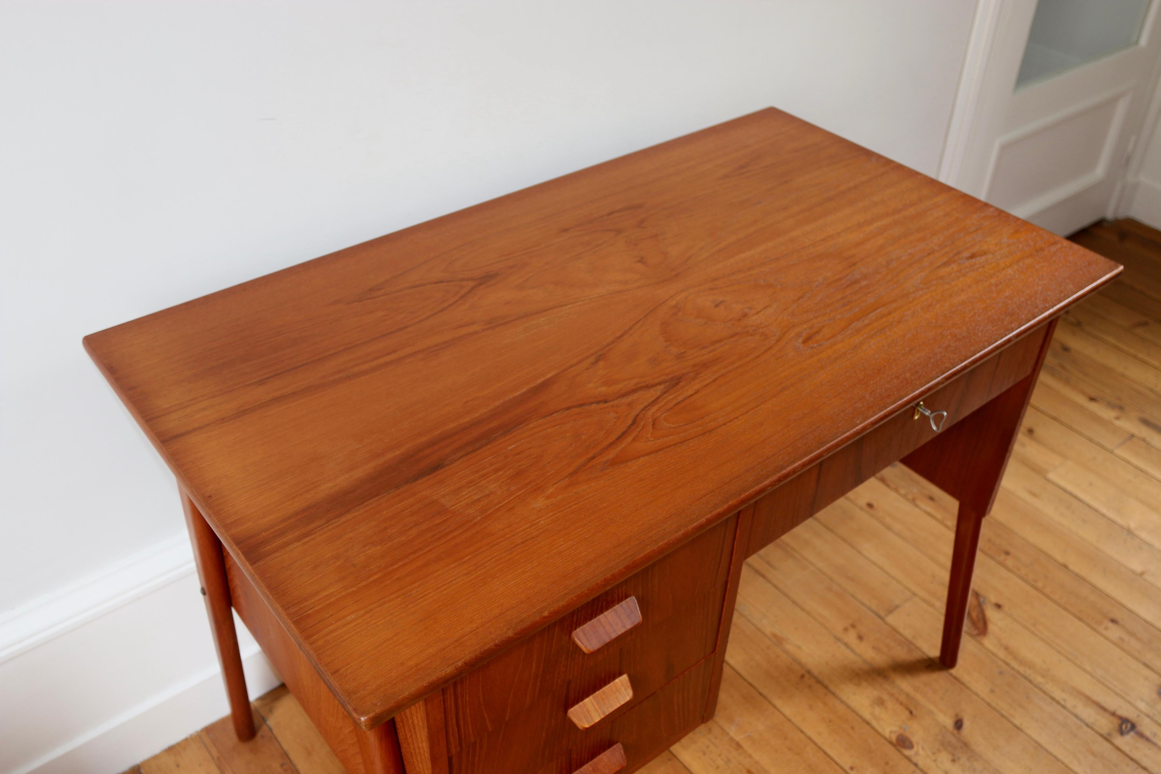 Bureau scandinave vintage teck et sa chaise Henning Kjaernulf 1960 In Good Condition For Sale In NANTES, FR