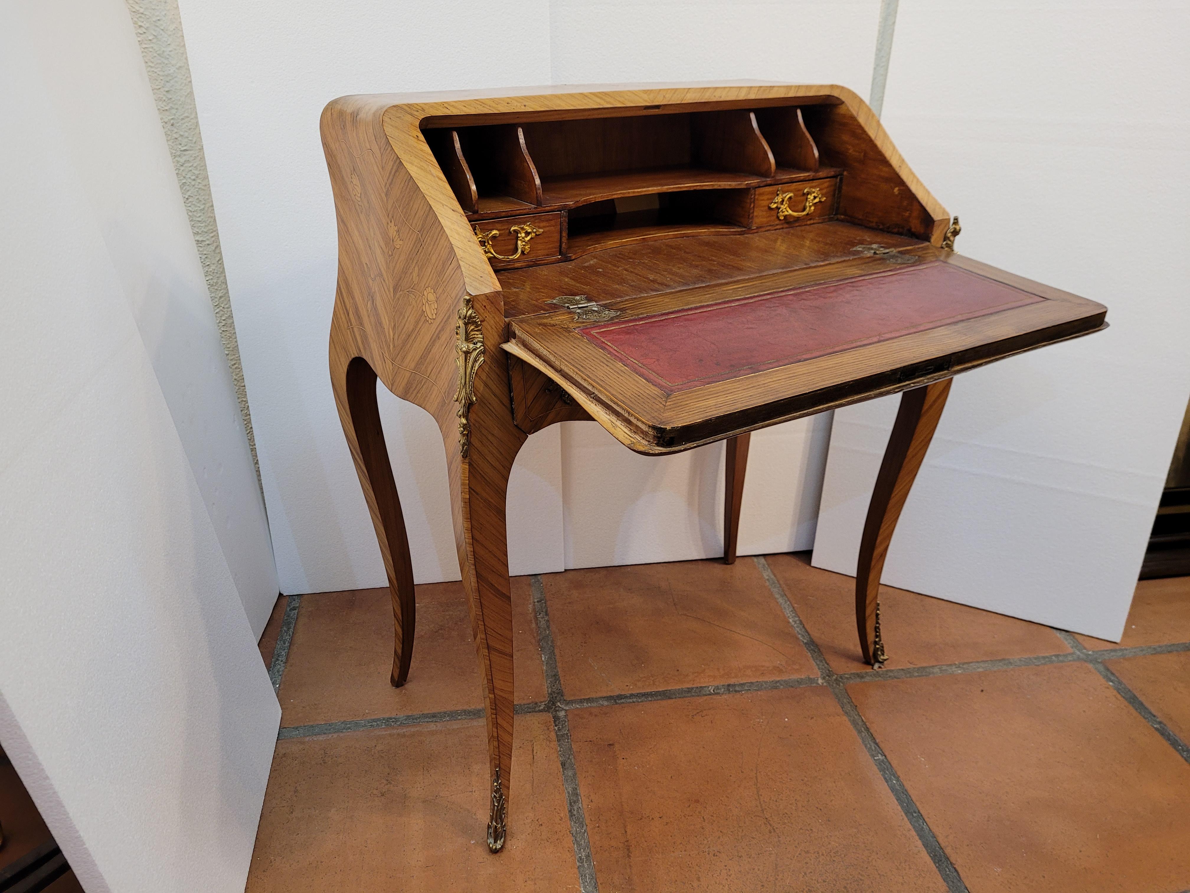 Exquisite small desk made in France during the Napoleon III era, 19th century. It features extraordinary, well-made marquetry; different woods are used for the ornaments, both polygonal and very delicate floral. This is achieved thanks to the