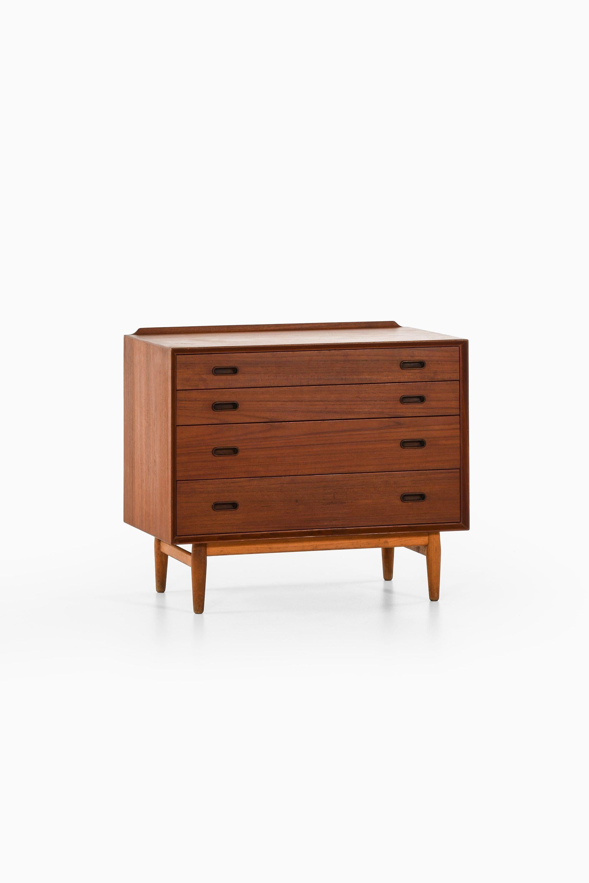 Bureau / buffet en teck et chêne d'Arne Vodder, années 1960

Informations supplémentaires :
MATERIAL : Teck et chêne
Style : Milieu du siècle, Scandinave
Produit par Sibast møbelfabrik au Danemark
Dimensions (L x P x H) : 91,5 x 49,5 x 76 cm
Condit