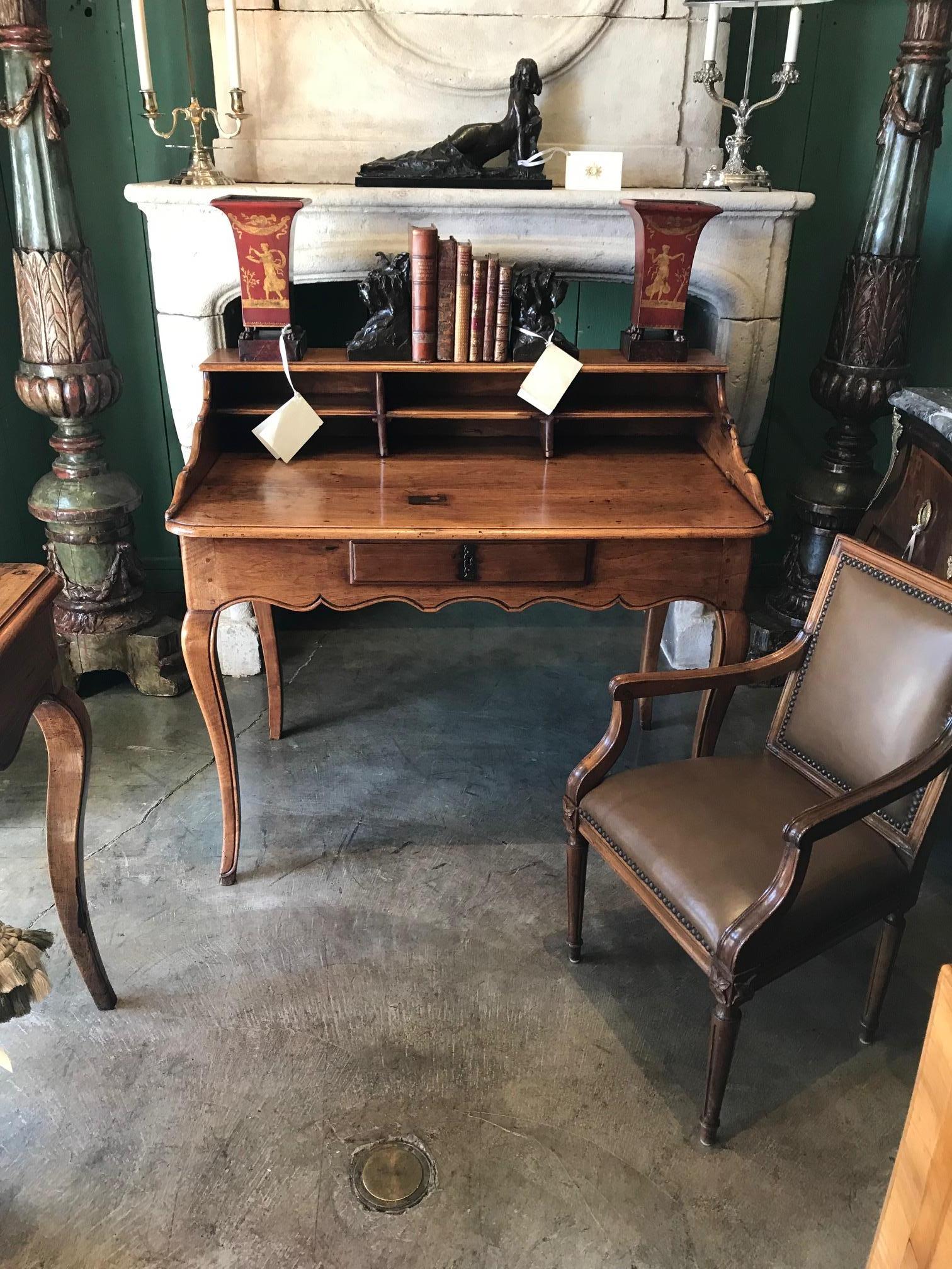 Intagliato Antico scrittoio in noce Cartonnier Tavolo da ufficio provenzale rustico in vendita