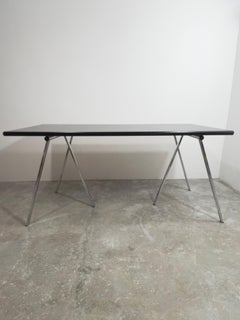 Scrivania modernista con gambe a cavalletto cromate e piano in legno, stile Mid Century