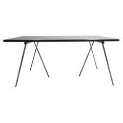 Scrivania modernista con gambe a cavalletto cromate e piano in legno, stile Mid Century