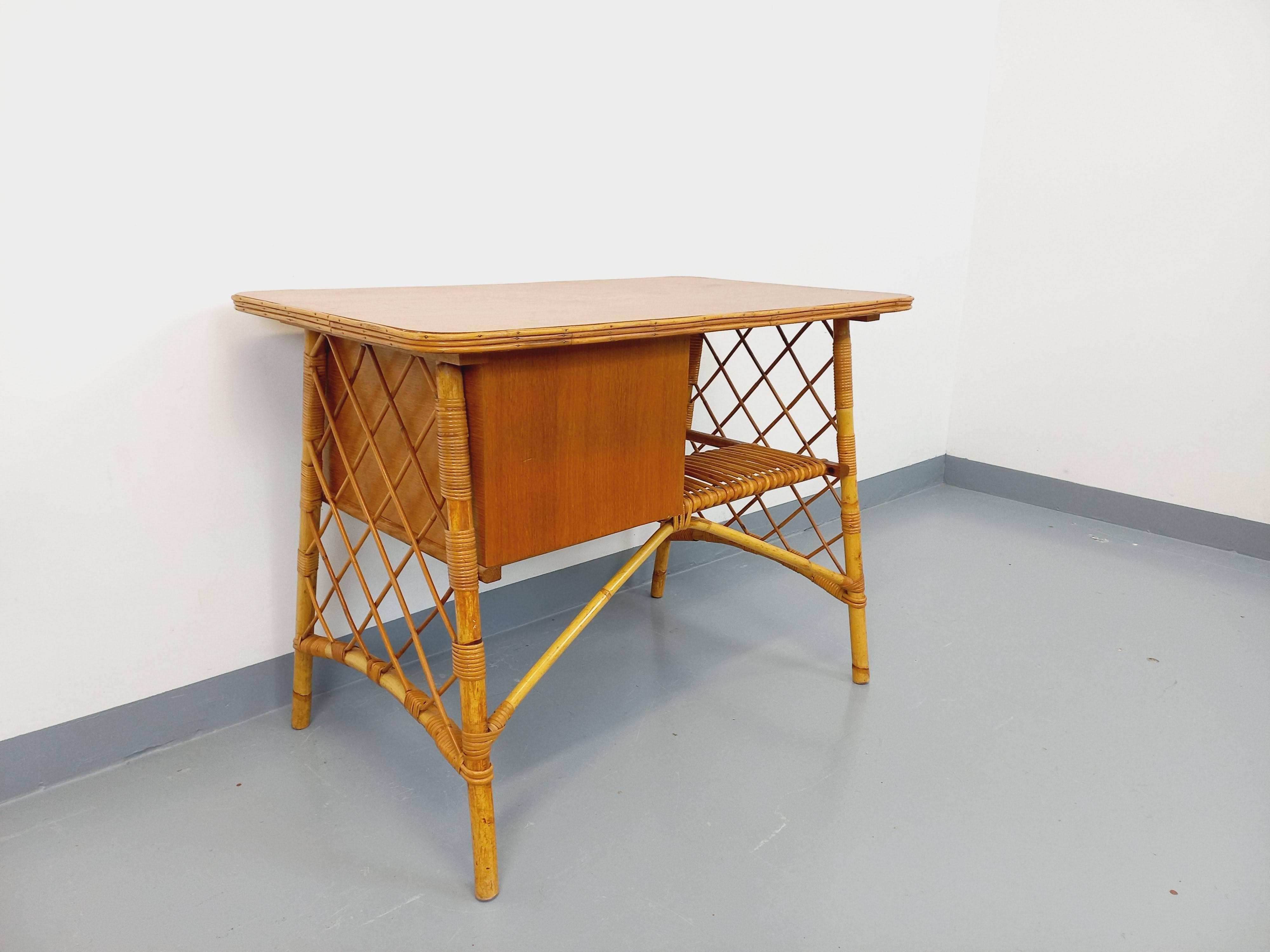 Bureau vintage de Louis Sognot en rotin et bois des années 60 im Angebot 3