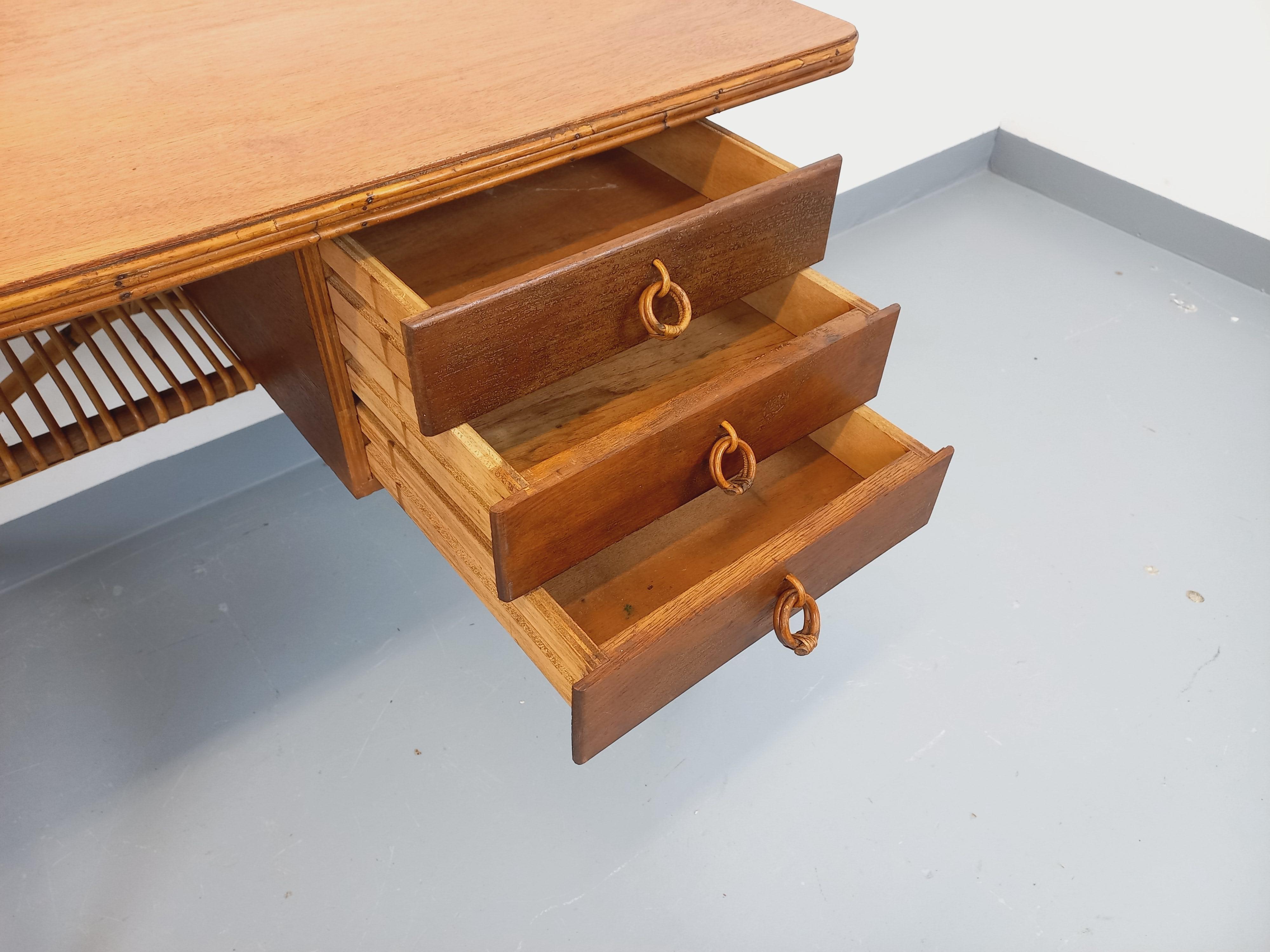 Bureau vintage de Louis Sognot en rotin et bois des années 60 im Angebot 3