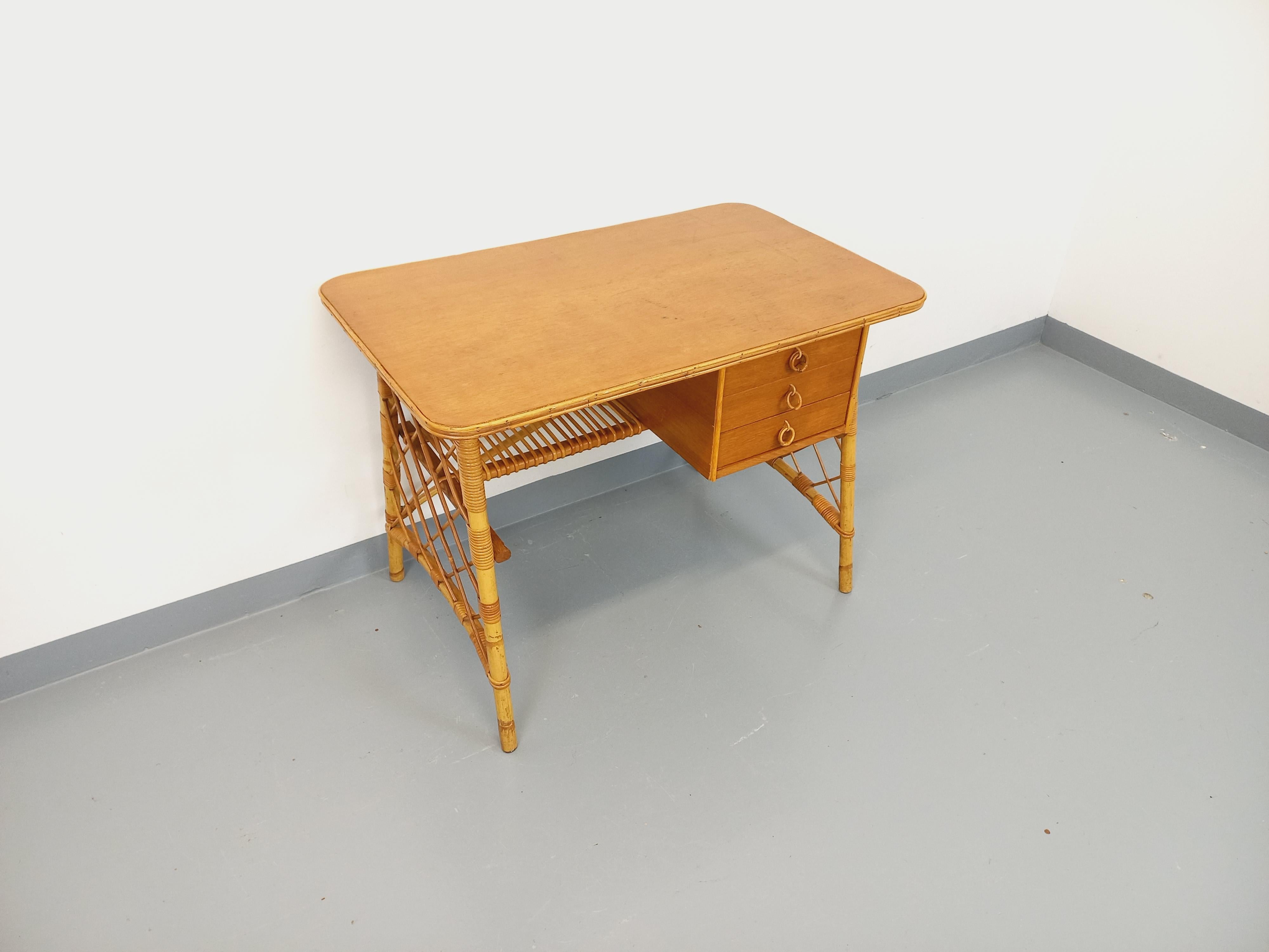 Bureau vintage de Louis Sognot en rotin et bois des années 60 im Angebot 4