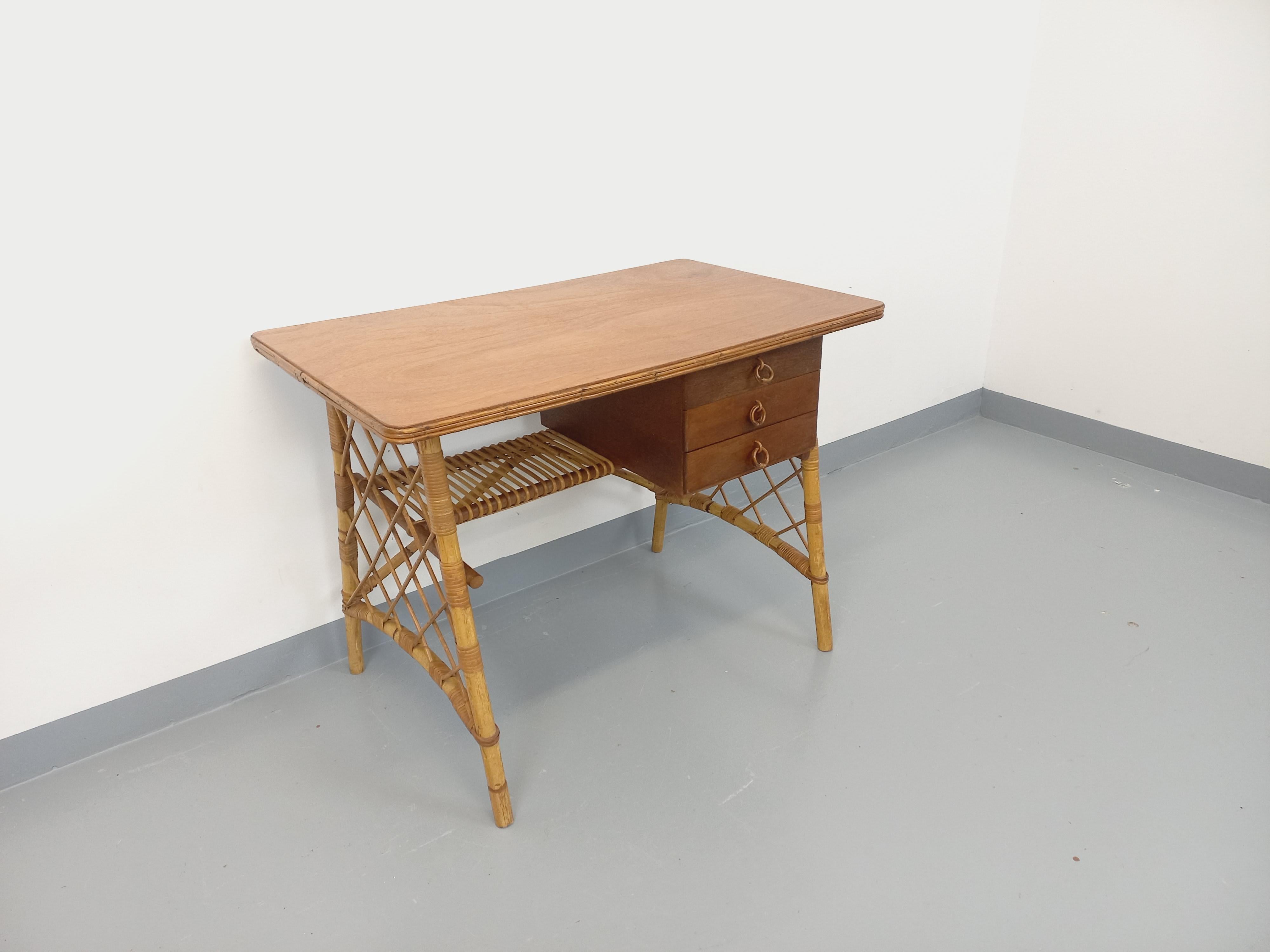 Bureau vintage de Louis Sognot en rotin et bois des années 60 im Angebot 5