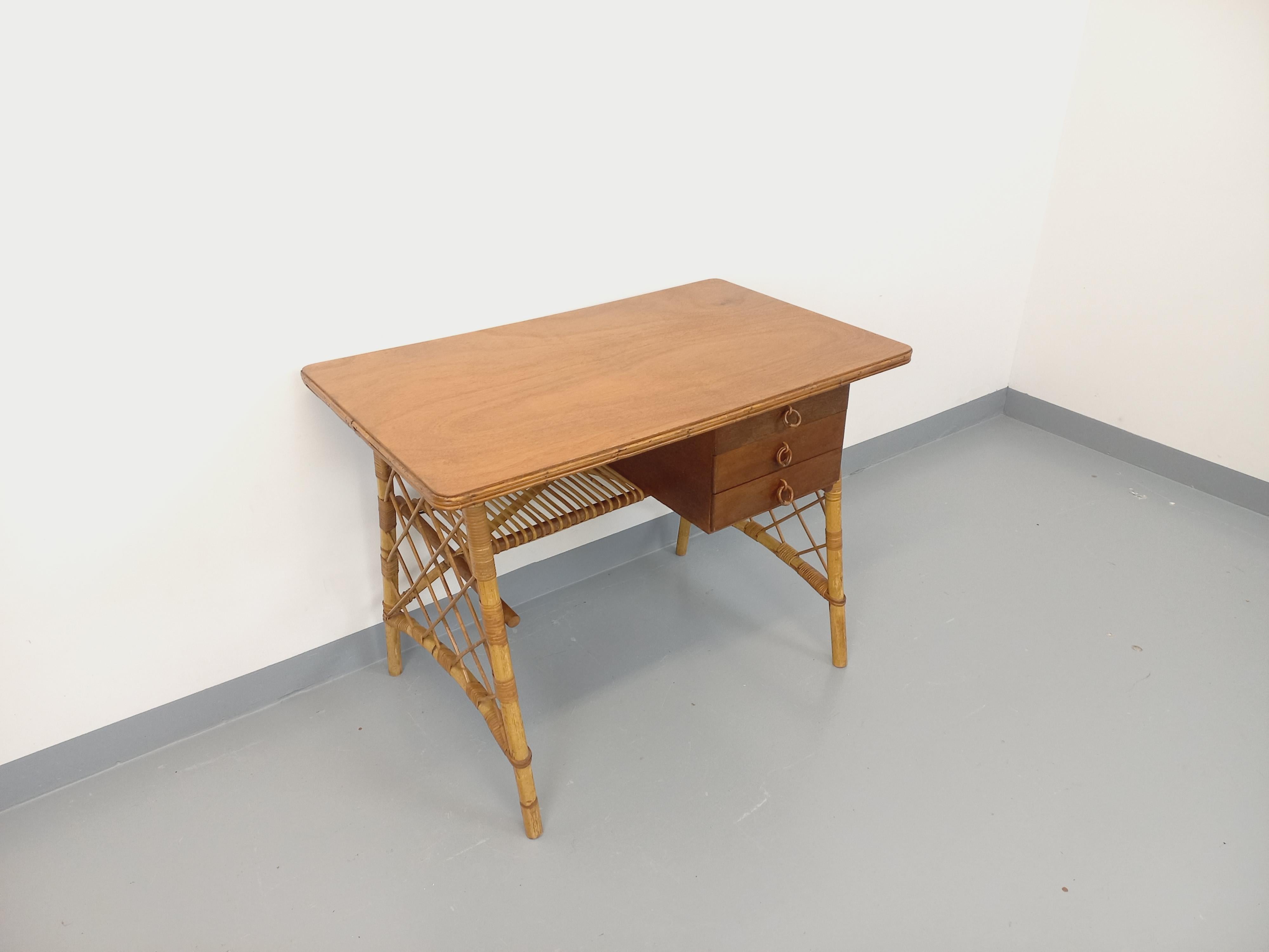 Bureau vintage de Louis Sognot en rotin et bois des années 60 im Angebot 6