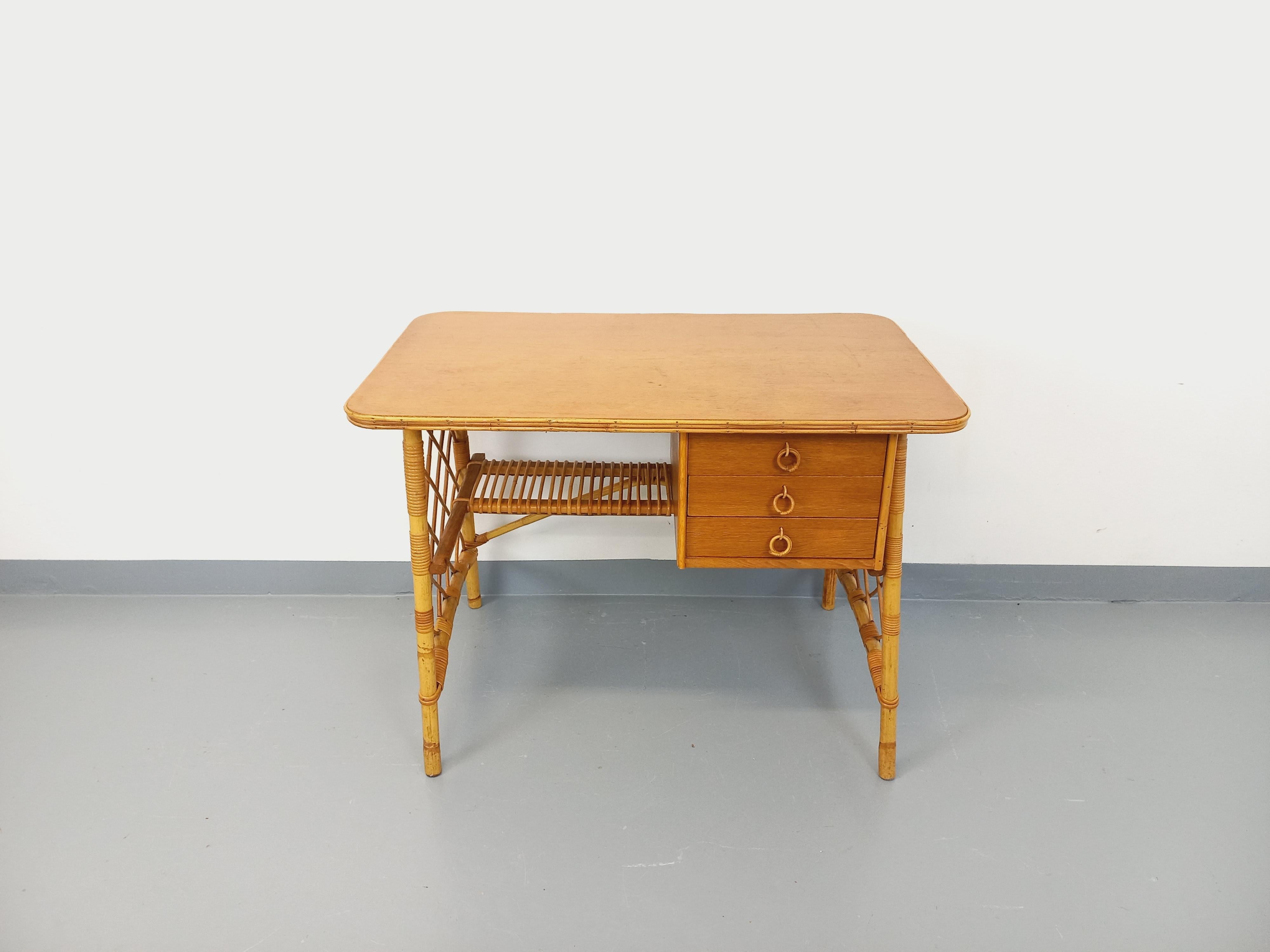 Bureau vintage de Louis Sognot en rotin et bois des années 60 (Moderne der Mitte des Jahrhunderts) im Angebot