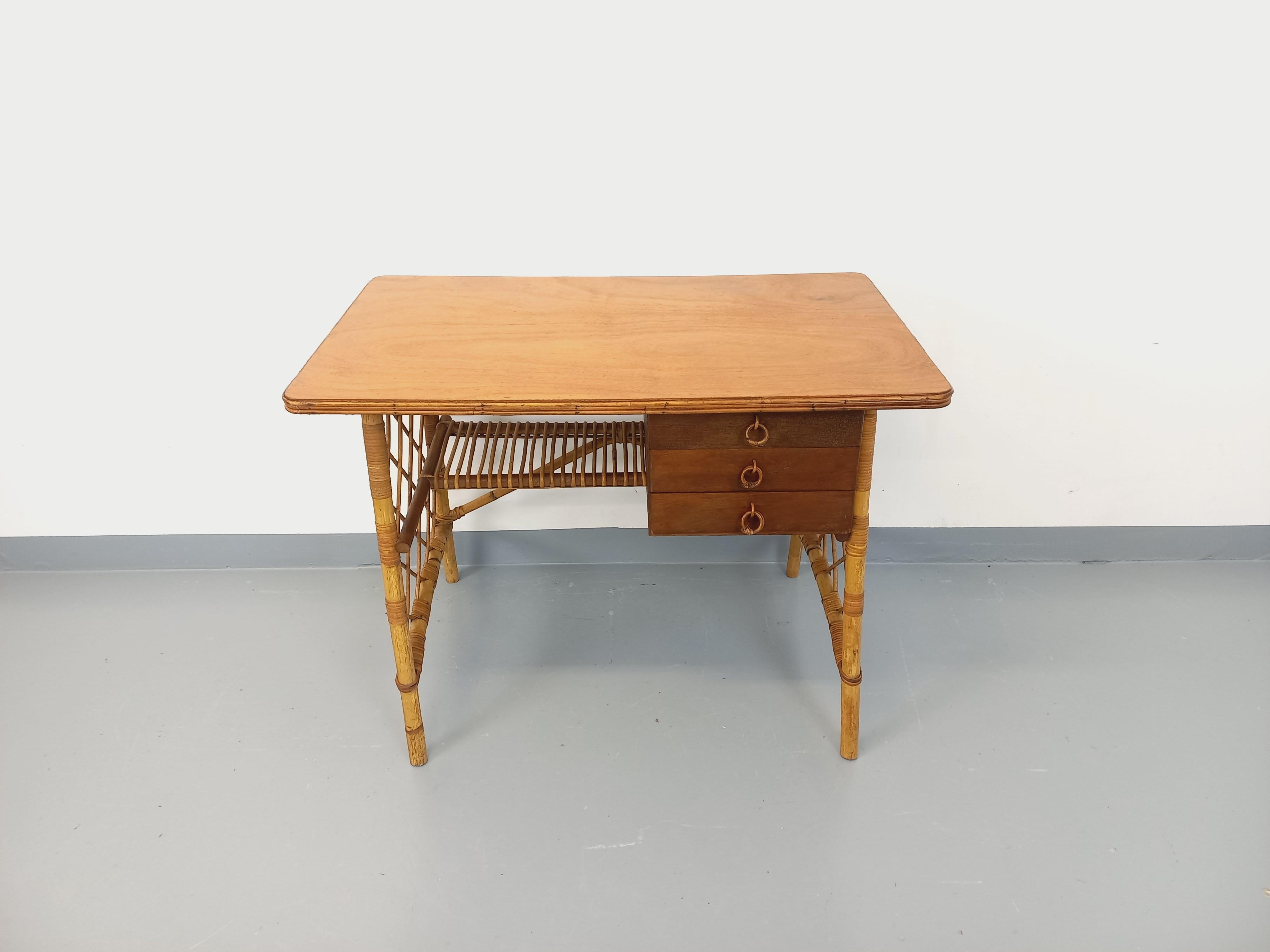 Bureau vintage de Louis Sognot en rotin et bois des années 60 (Französisch) im Angebot