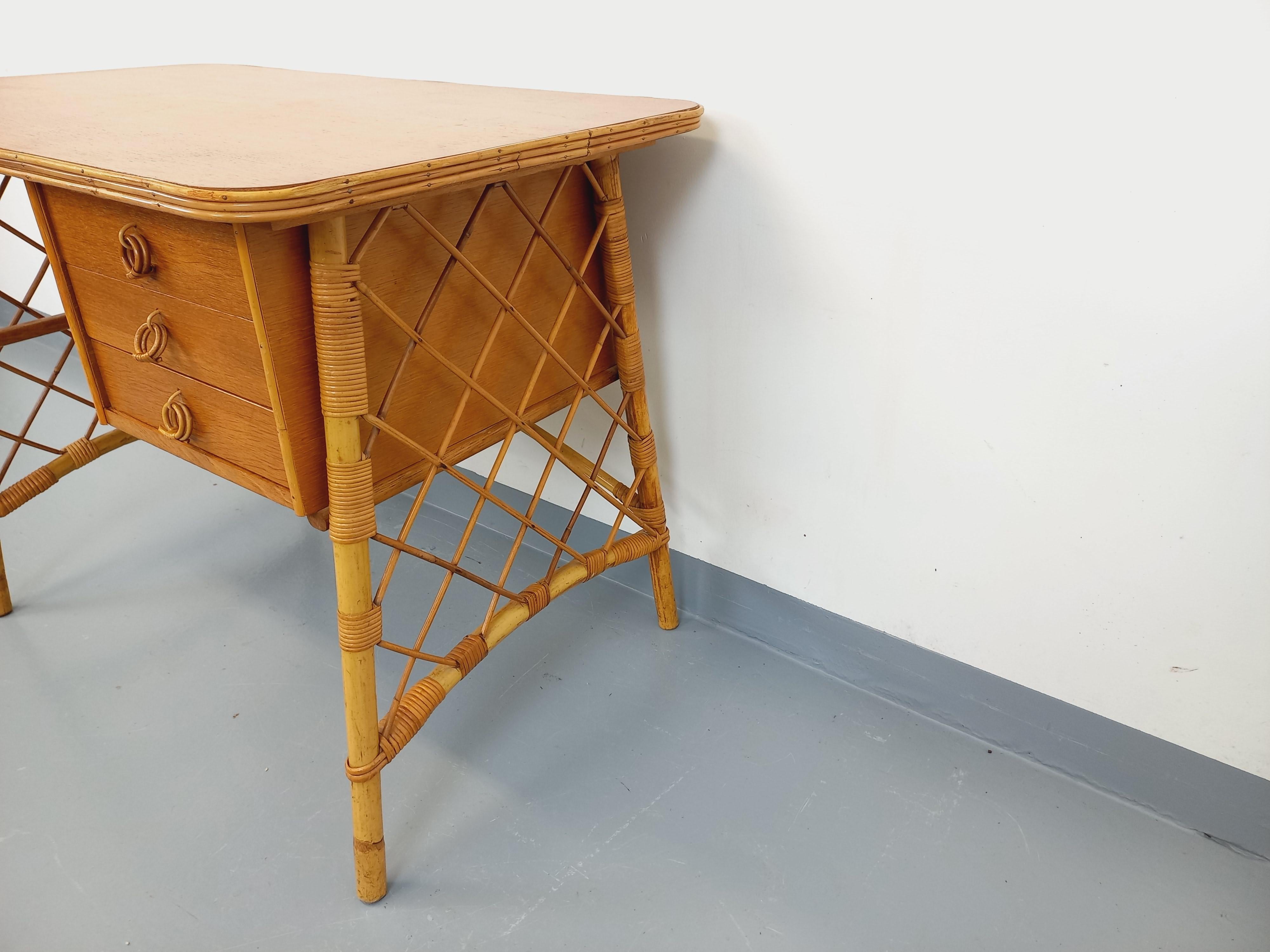 Bureau vintage de Louis Sognot en rotin et bois des années 60 im Zustand „Gut“ im Angebot in BESANÇON, FR