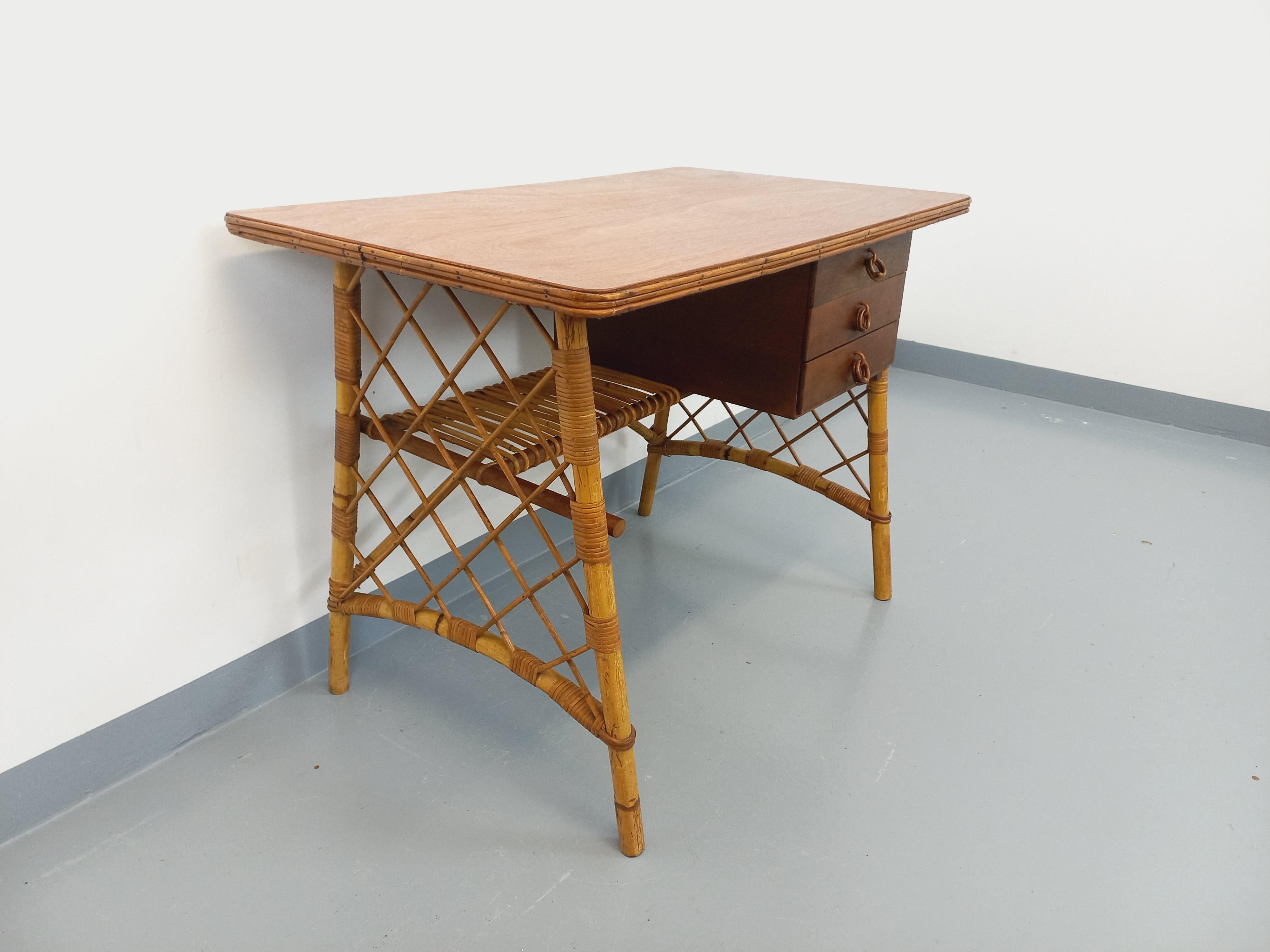 Bureau vintage de Louis Sognot en rotin et bois des années 60 im Zustand „Gut“ im Angebot in BESANÇON, FR