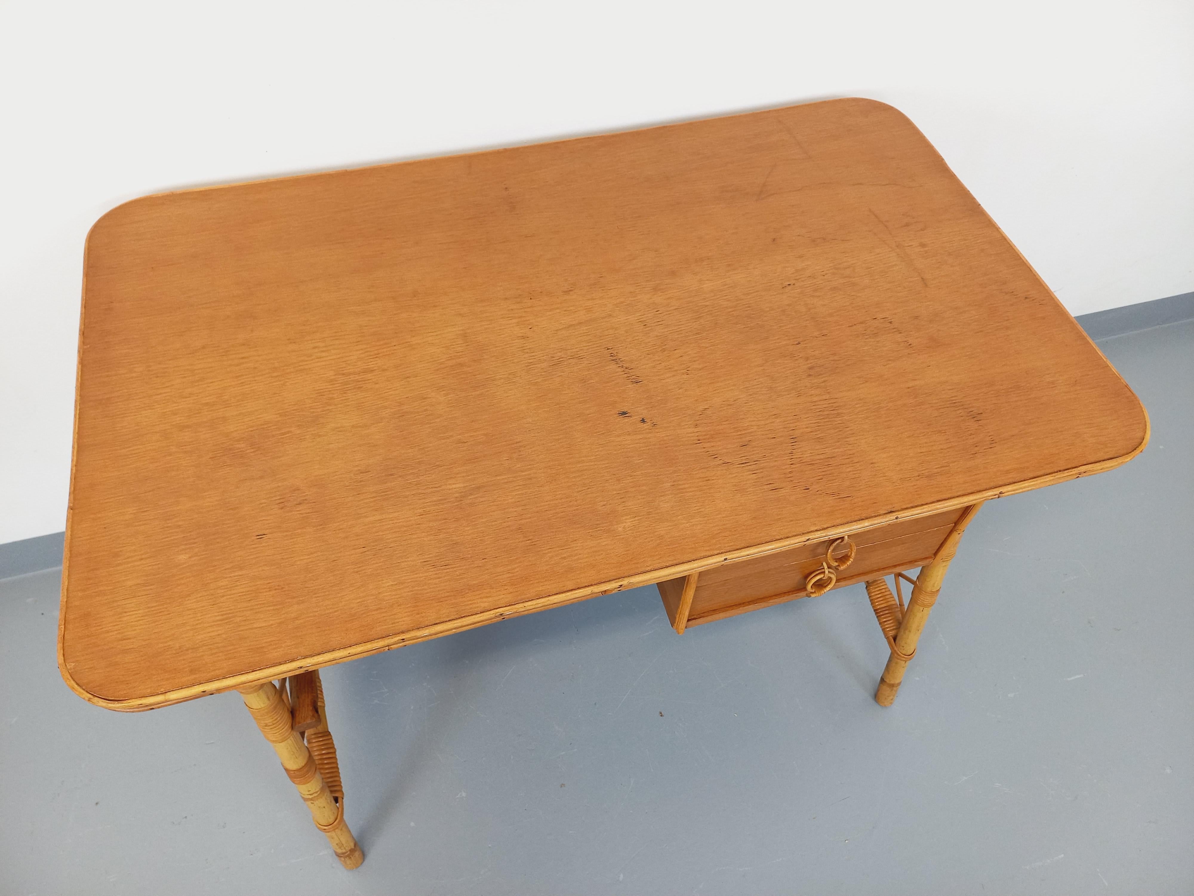 Bureau vintage de Louis Sognot en rotin et bois des années 60 (Mitte des 20. Jahrhunderts) im Angebot