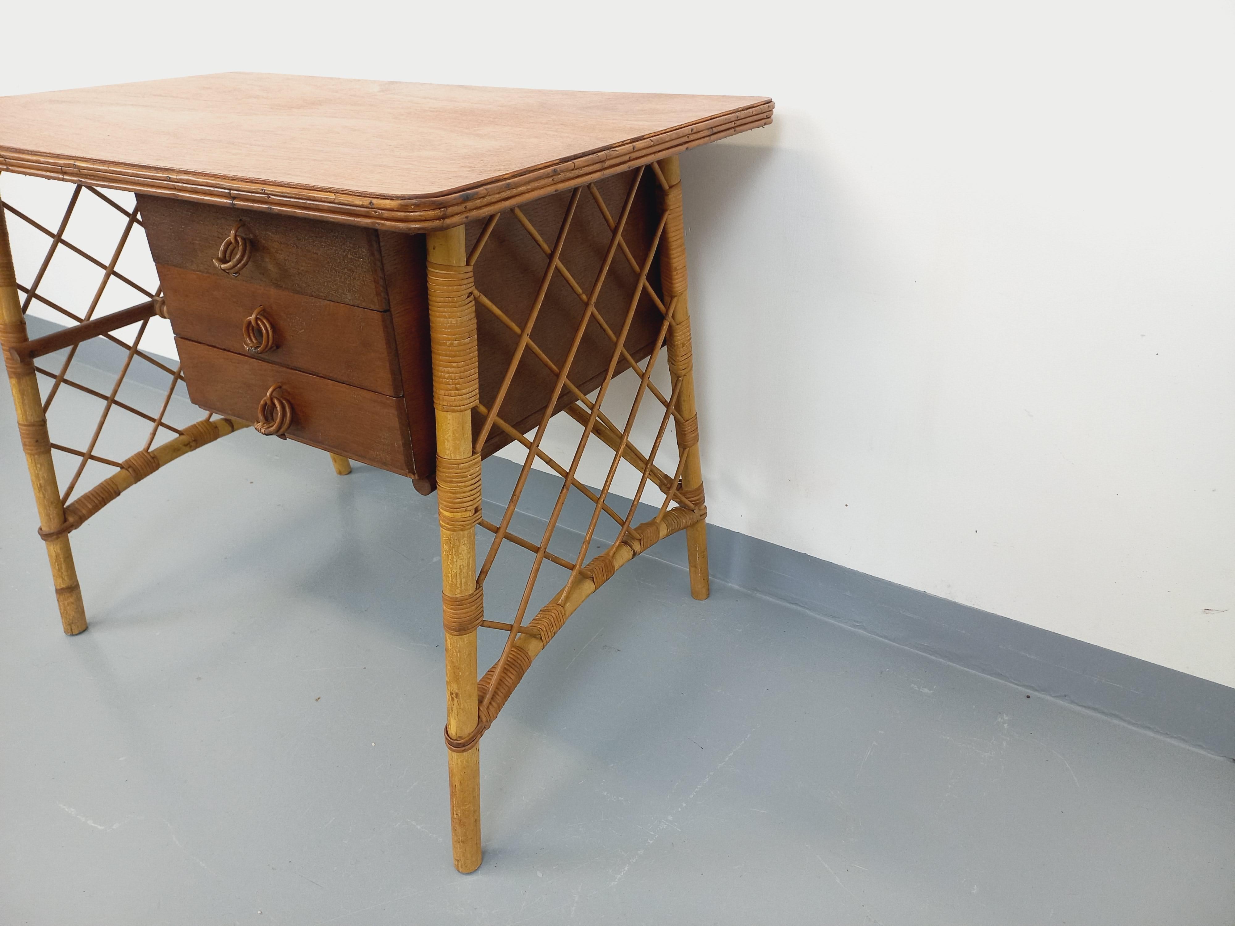 Bureau vintage de Louis Sognot en rotin et bois des années 60 (Mitte des 20. Jahrhunderts) im Angebot