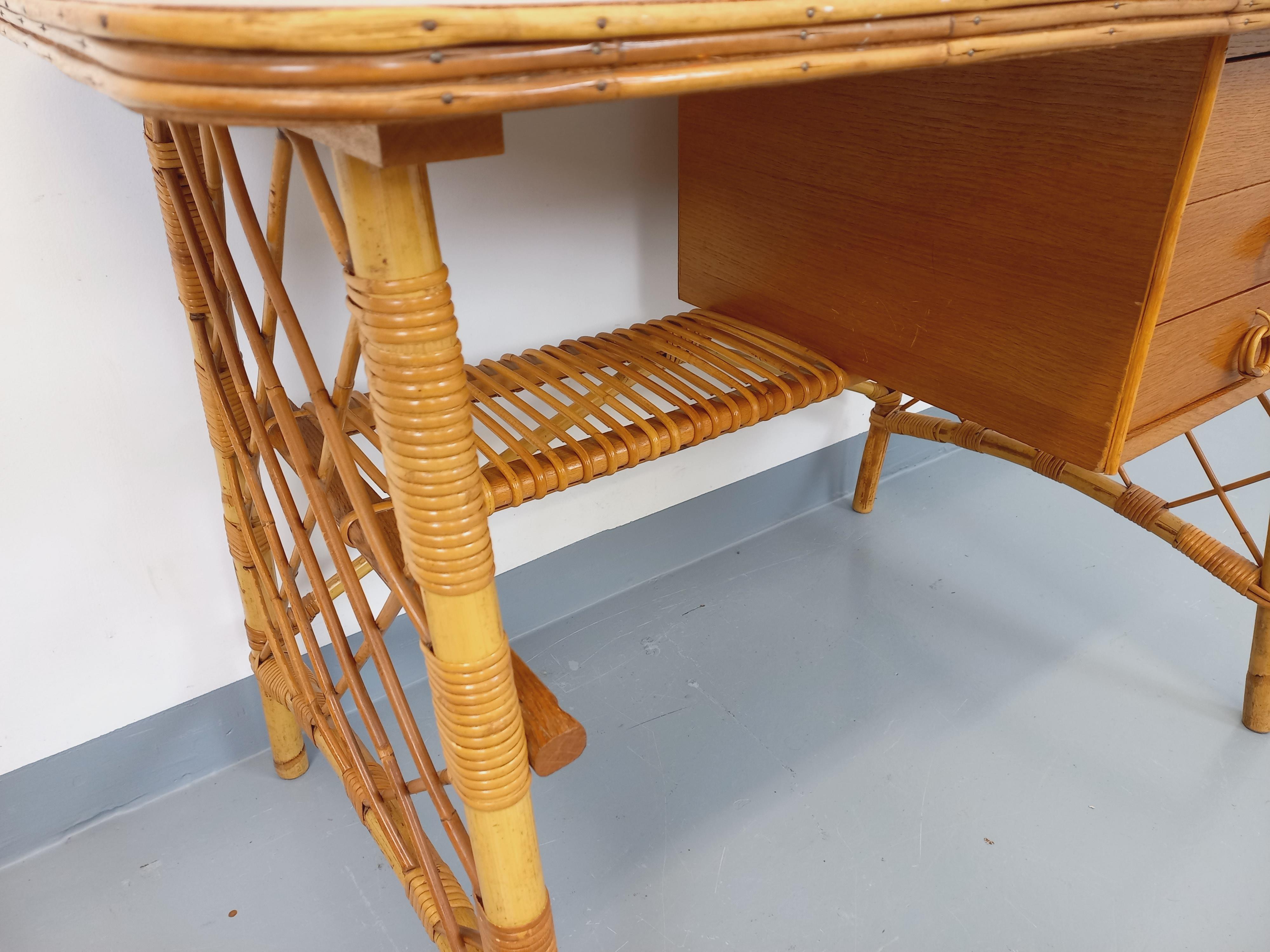 Bureau vintage de Louis Sognot en rotin et bois des années 60 (Rattan) im Angebot