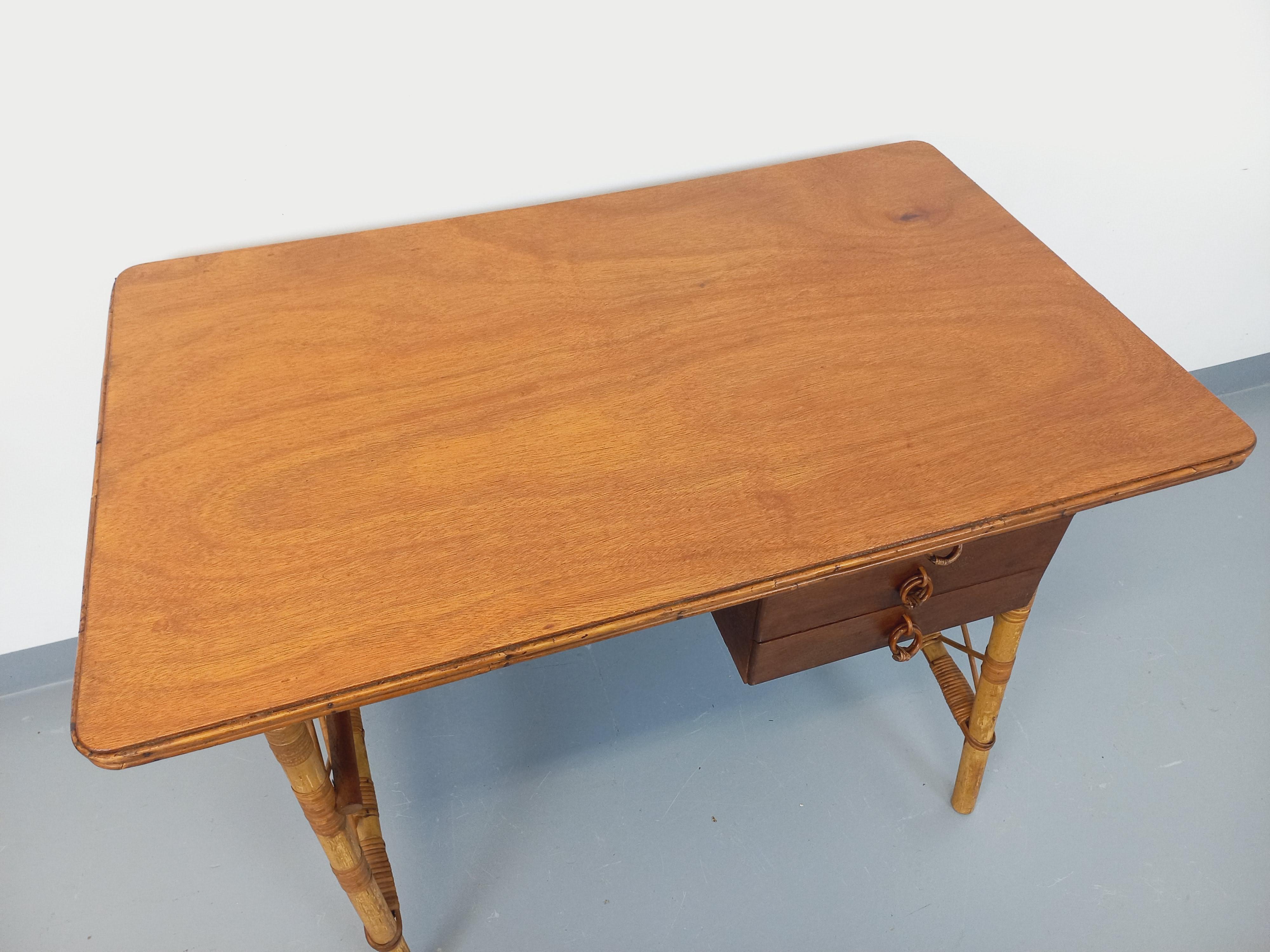 Bureau vintage de Louis Sognot en rotin et bois des années 60 (Rattan) im Angebot