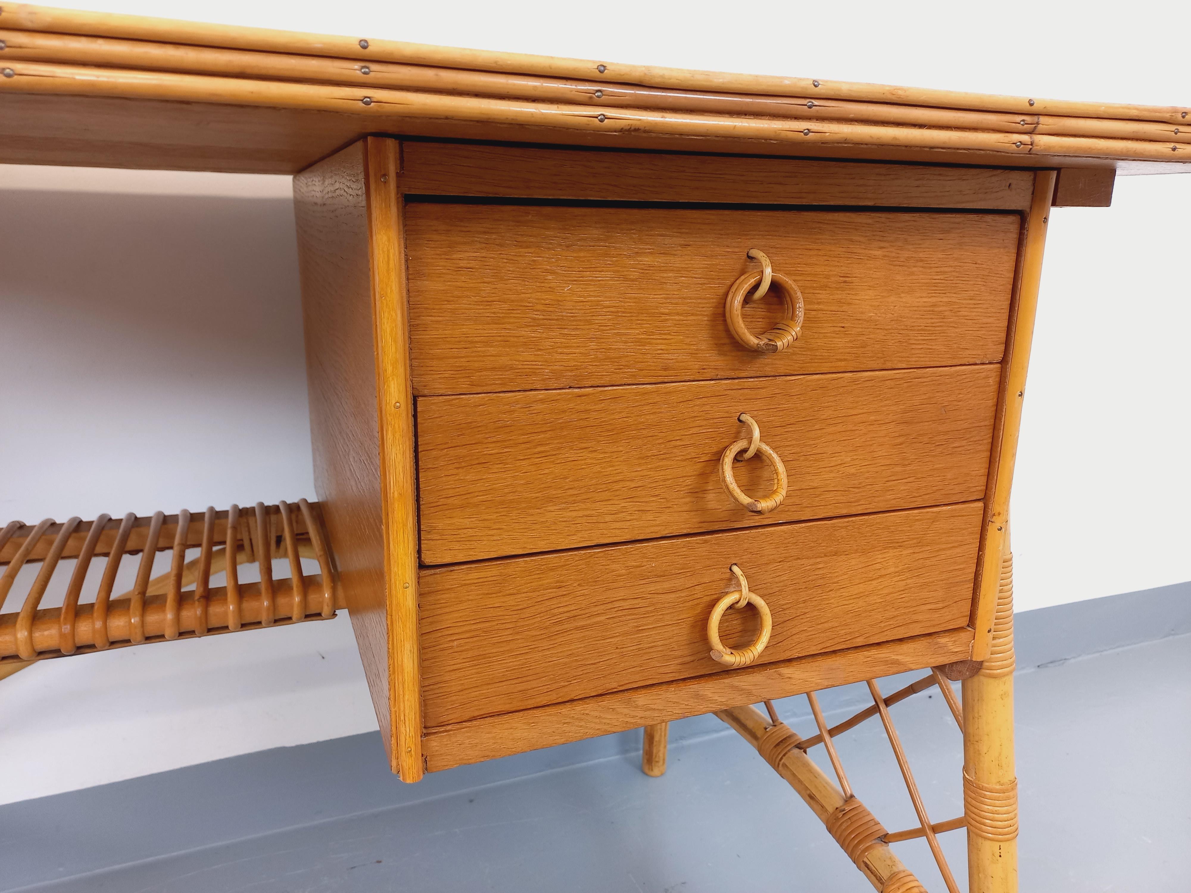 Bureau vintage de Louis Sognot en rotin et bois des années 60 im Angebot 1