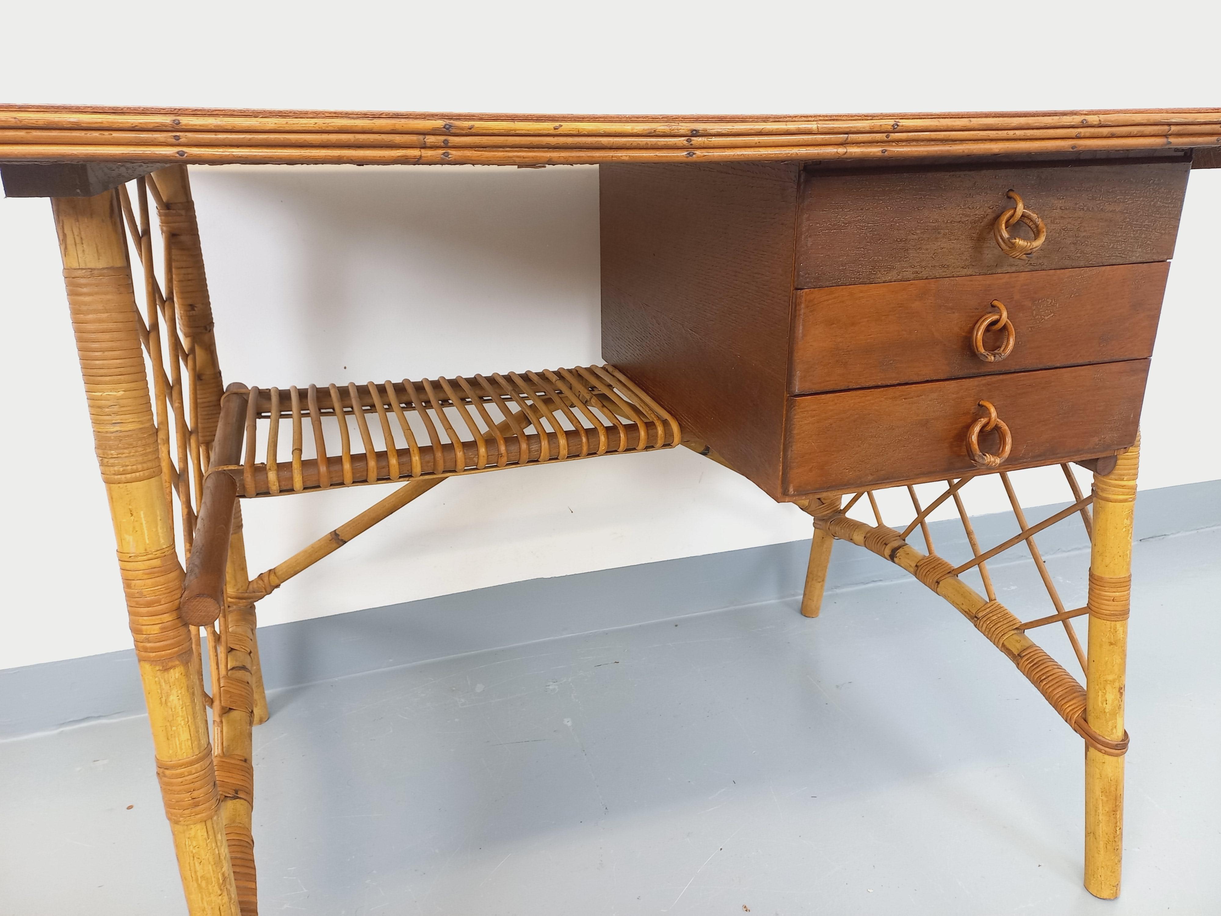 Bureau vintage de Louis Sognot en rotin et bois des années 60 im Angebot 1