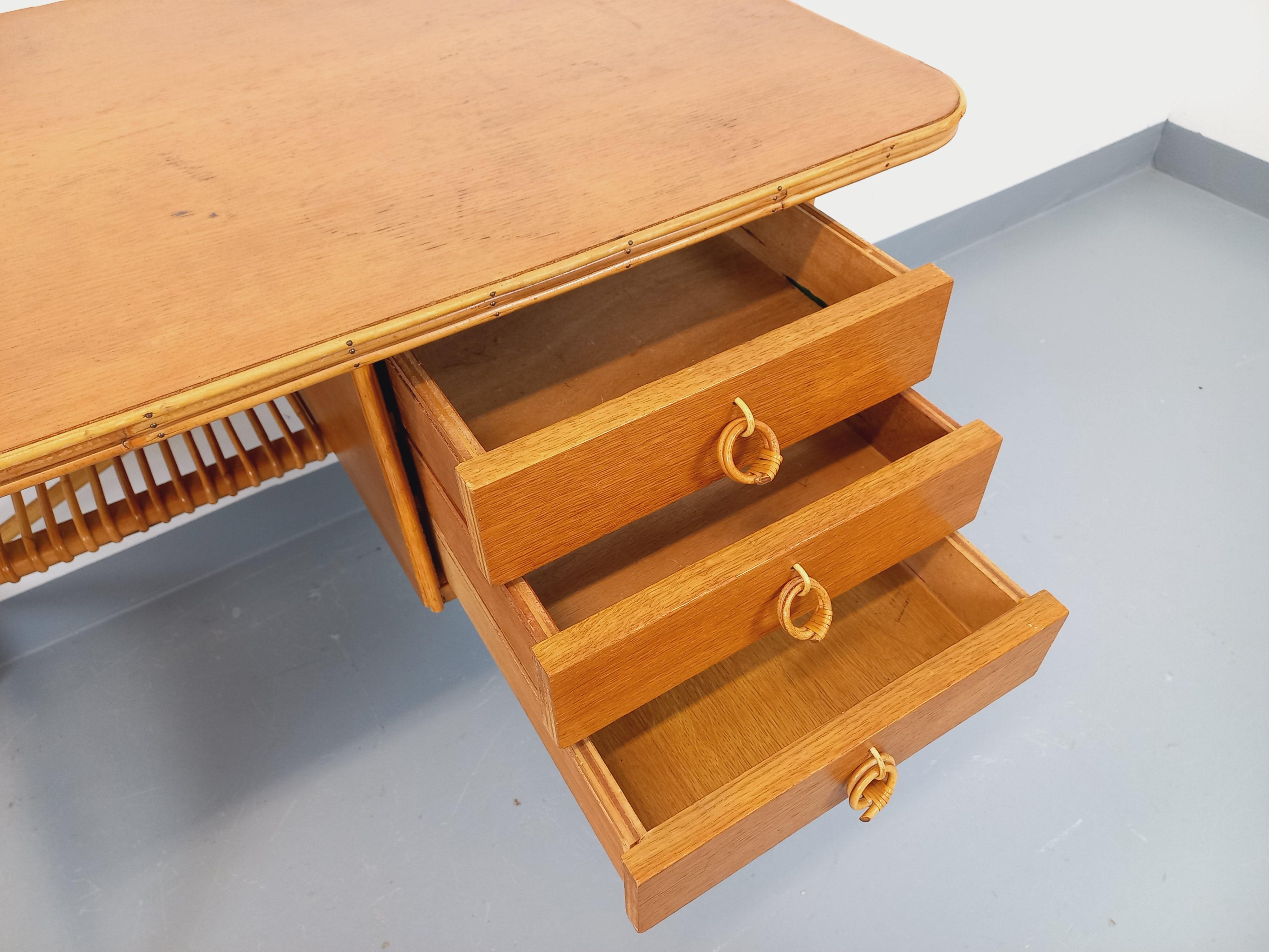 Bureau vintage de Louis Sognot en rotin et bois des années 60 im Angebot 2