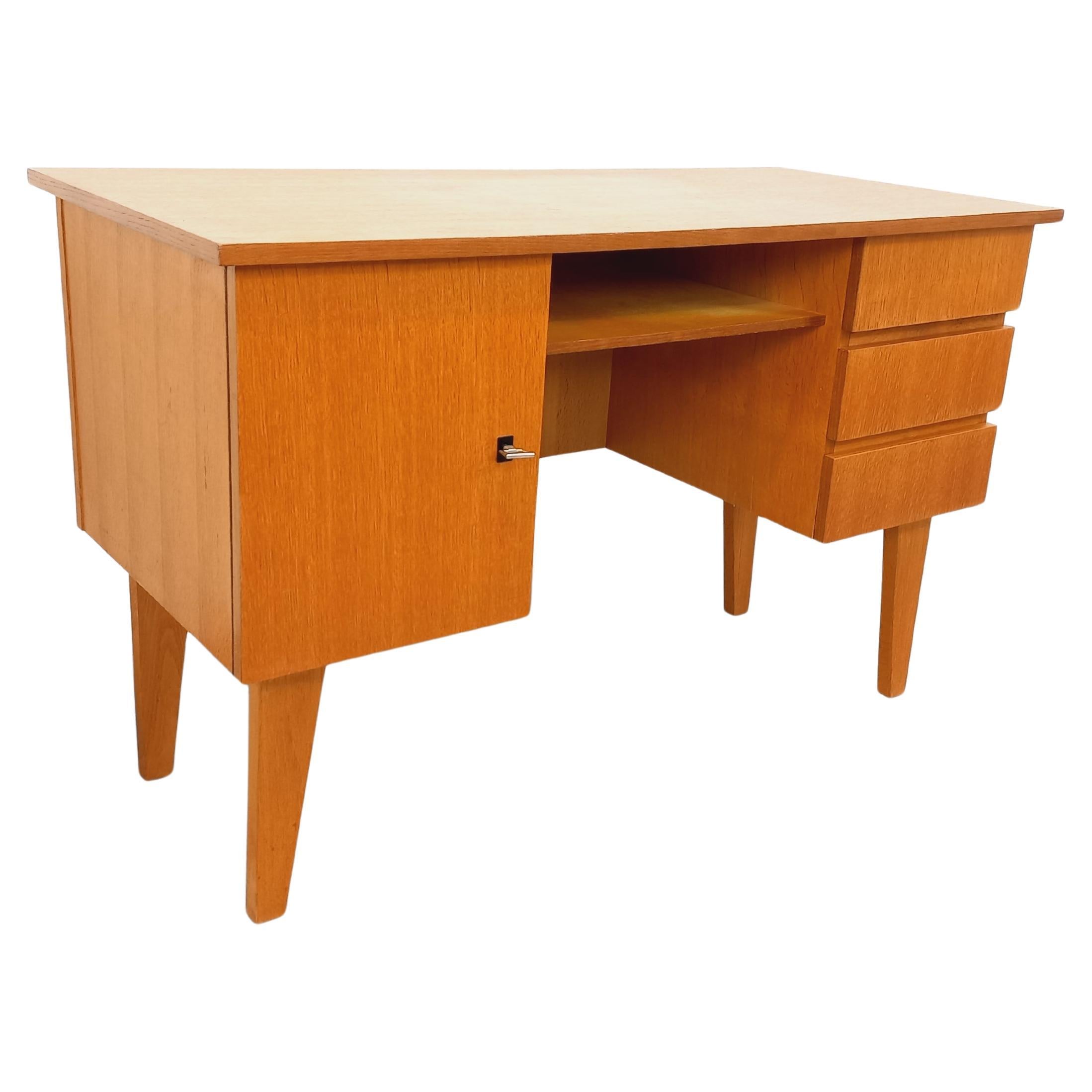 Bureau vintage en bois de chêne des années 50 60