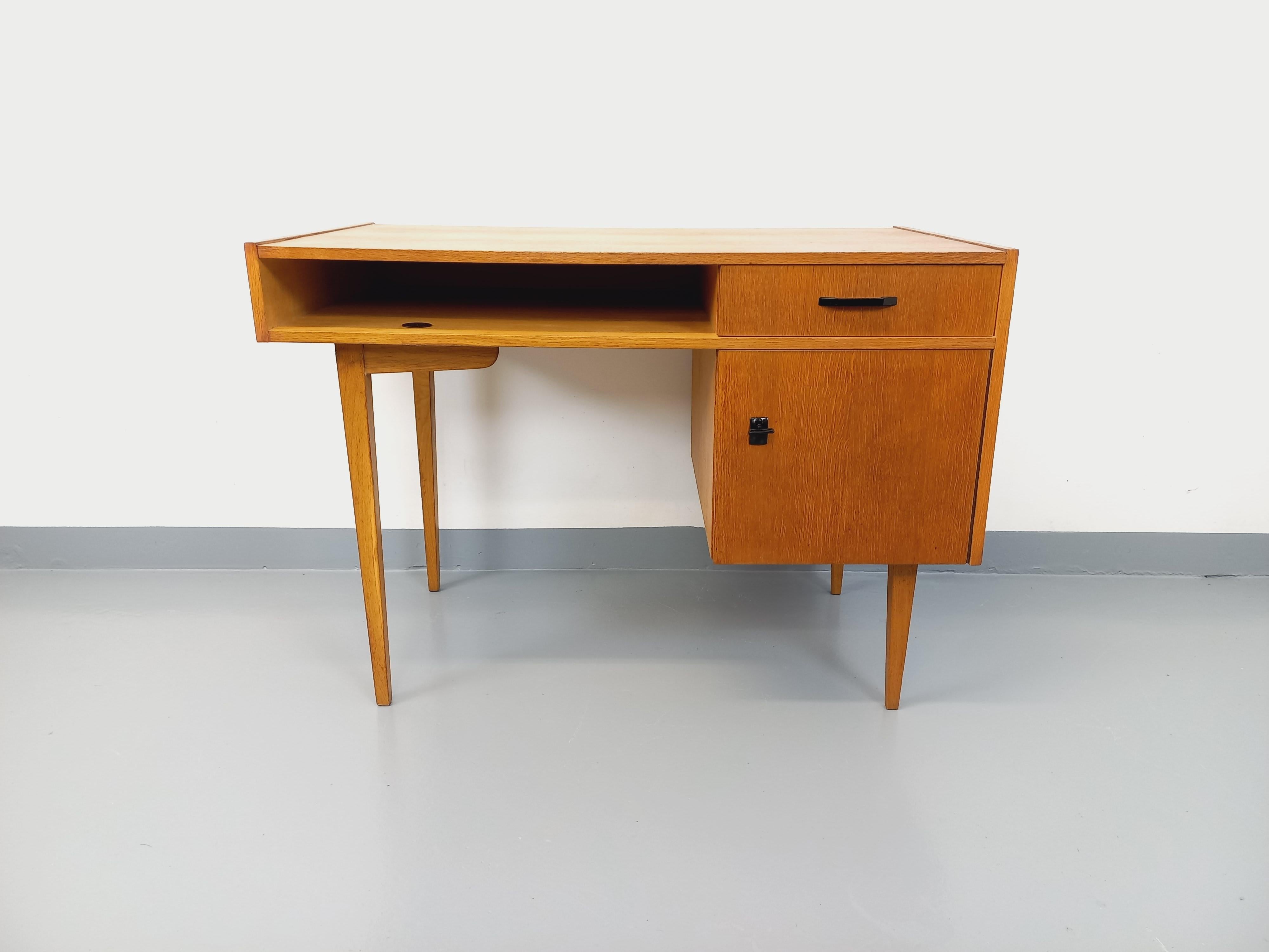 Bureau vintage en bois de chêne des années 60 3