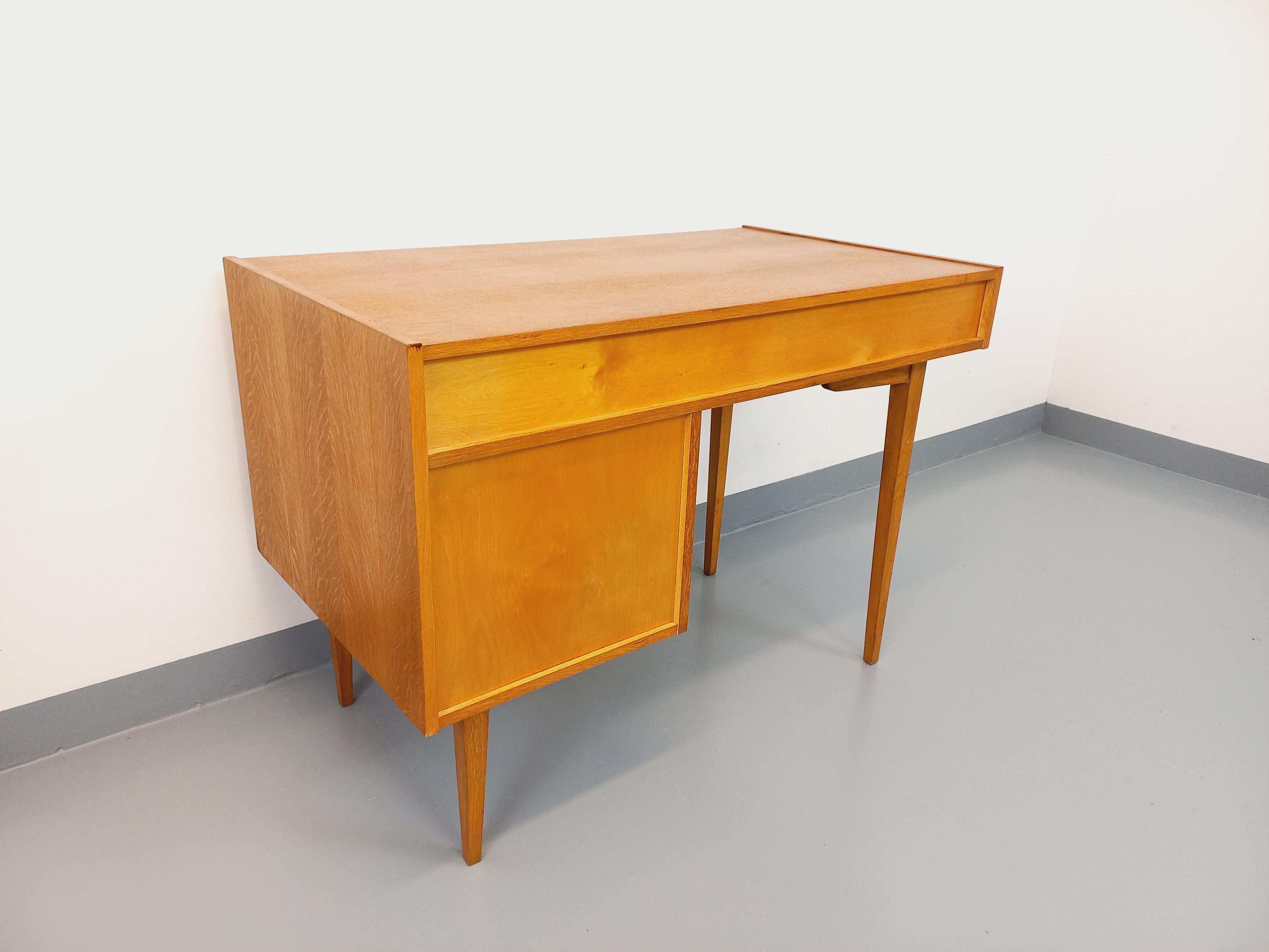 Bureau vintage en bois de chêne des années 60 4