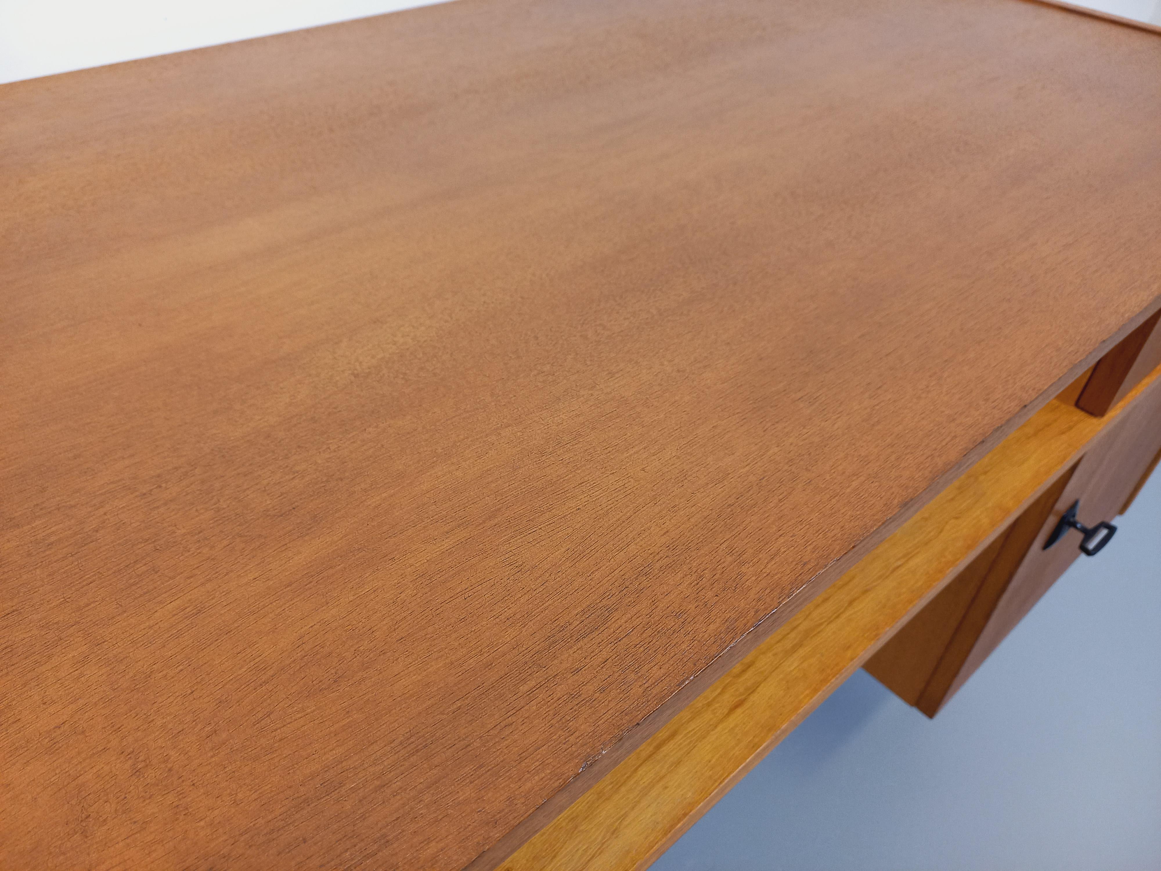 Bureau vintage en bois de chêne des années 60 5